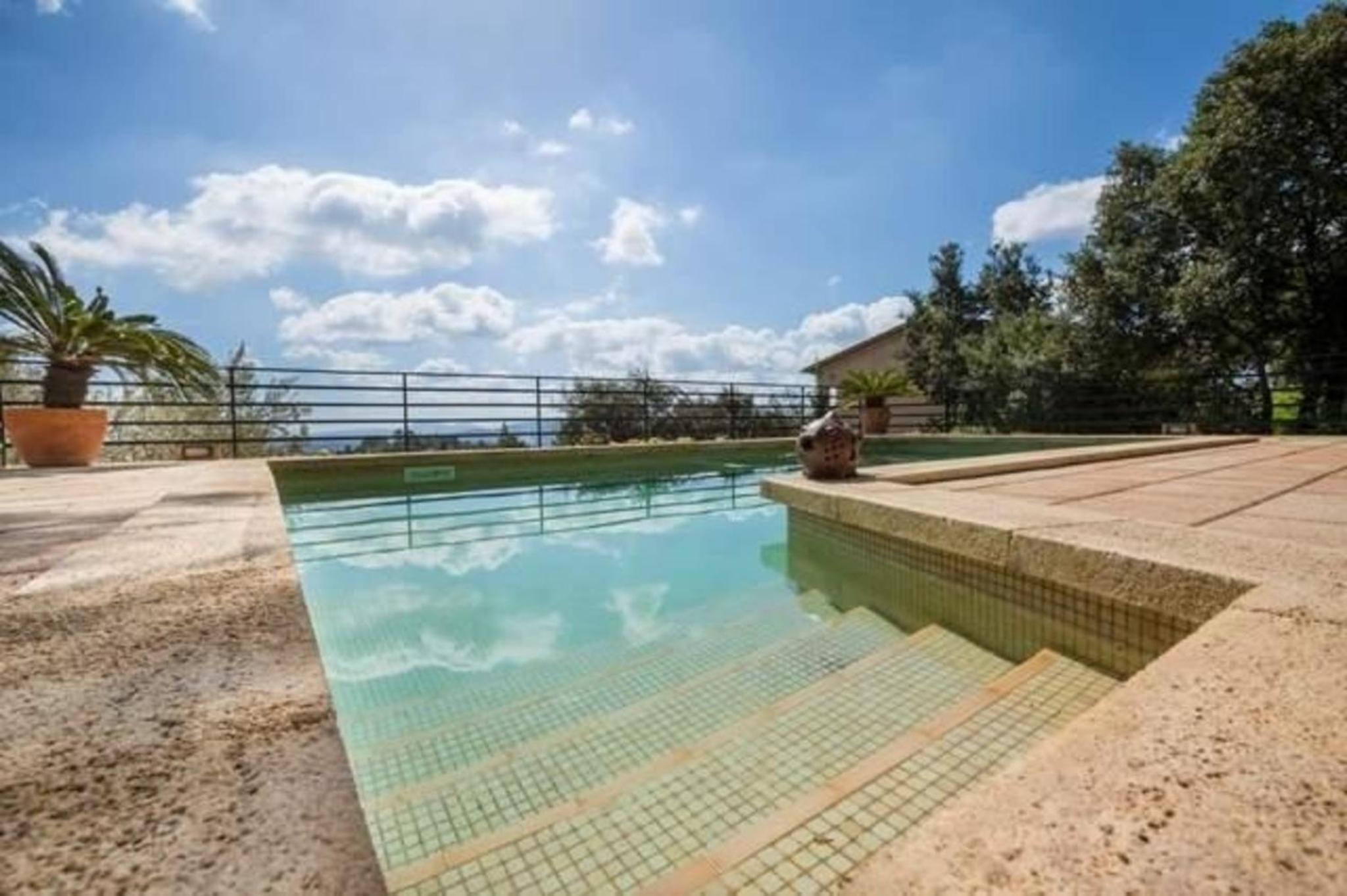 Komfortables Ferienhaus in Alar mit Großem Garten