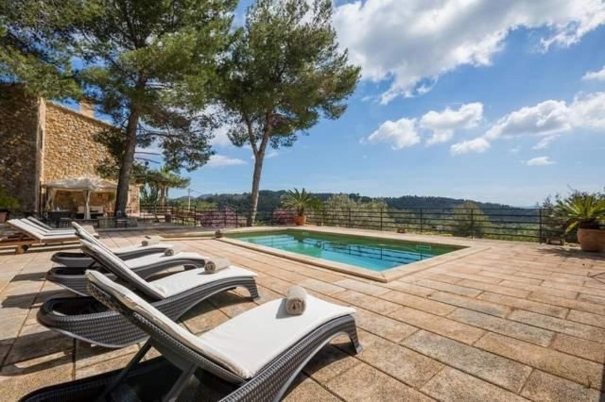 Komfortables Ferienhaus in Alar mit Großem Garten