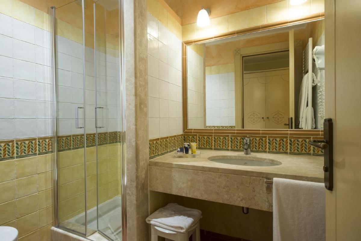 Tranquil Lantana Resort Hotel Apartments for 5 people 1,5km from beach view 2