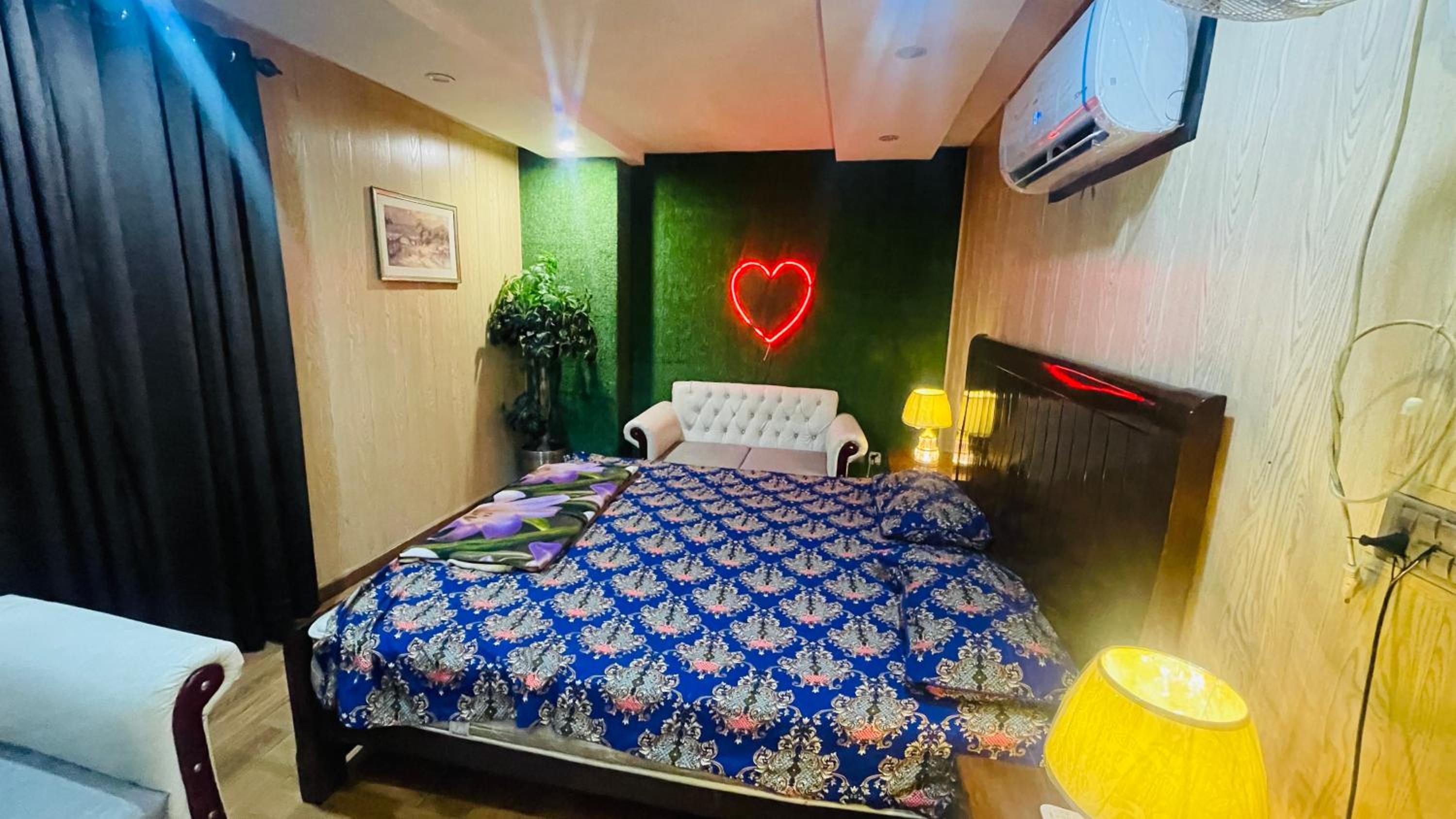 Luxury Private Top Floor Apartment in Heart of Bahria Town