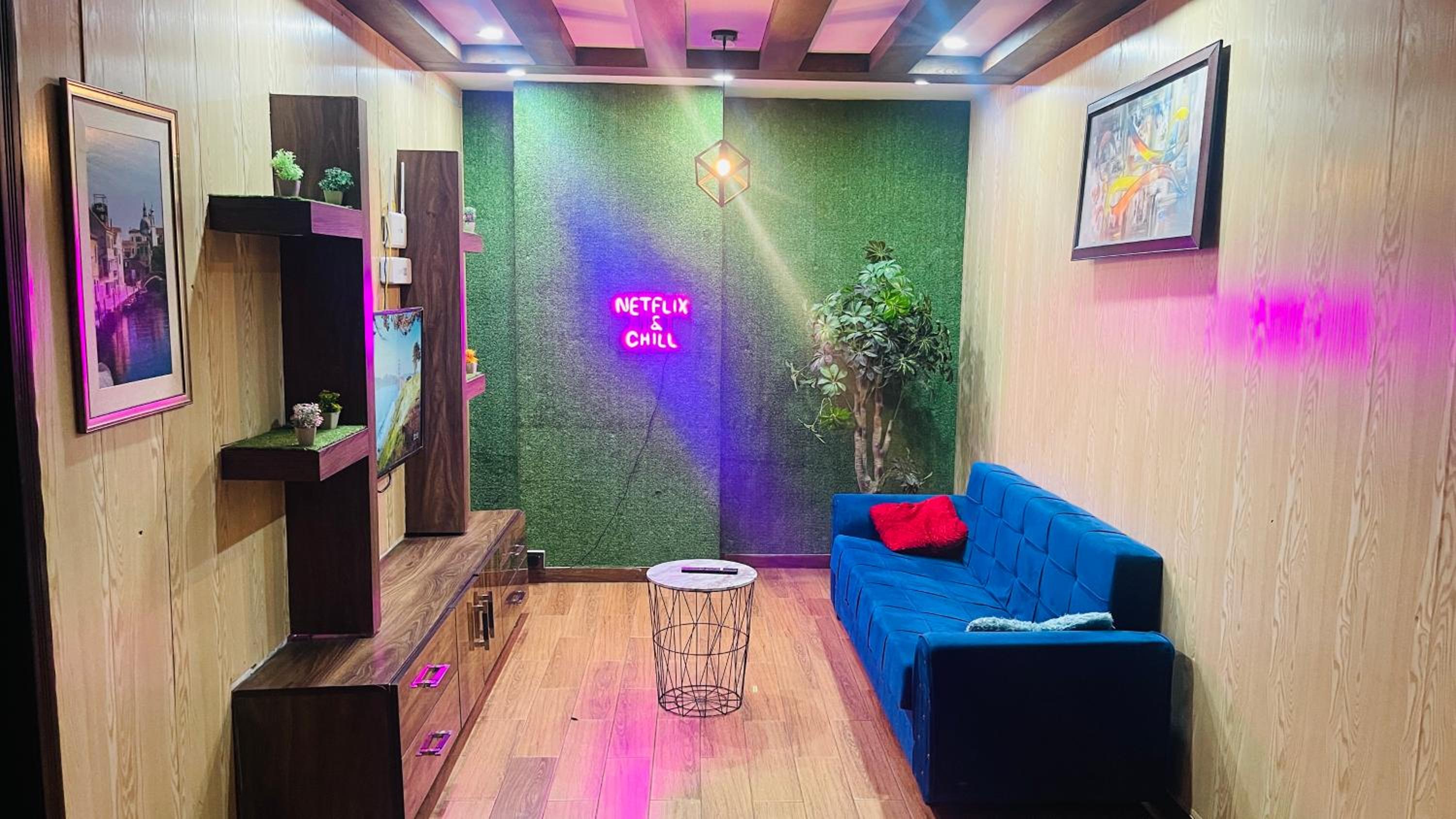 Luxury Private Top Floor Apartment in Heart of Bahria Town