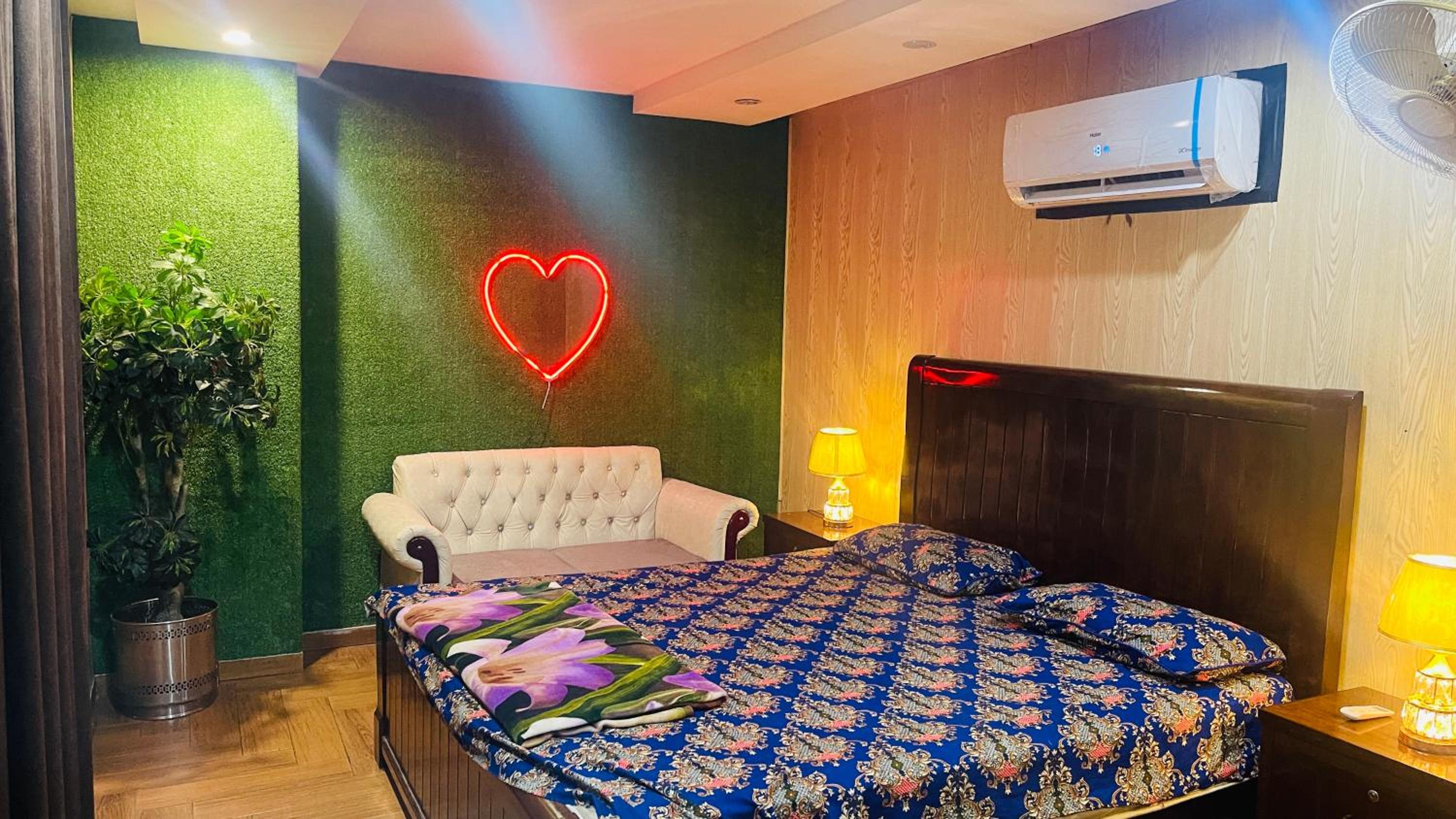 Luxury Private Top Floor Apartment in Heart of Bahria Town