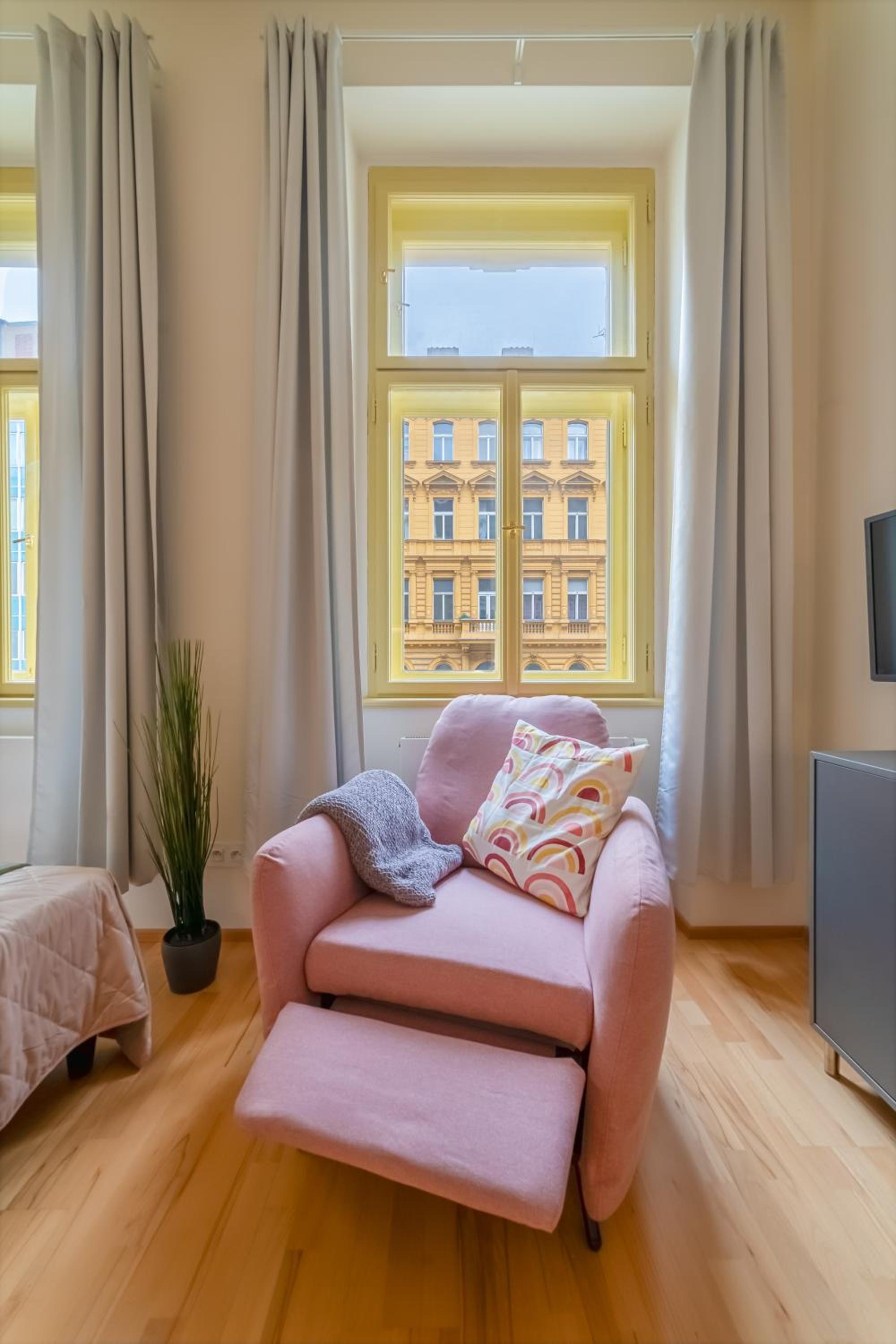 Historic City Center Deer Suite by Rentez