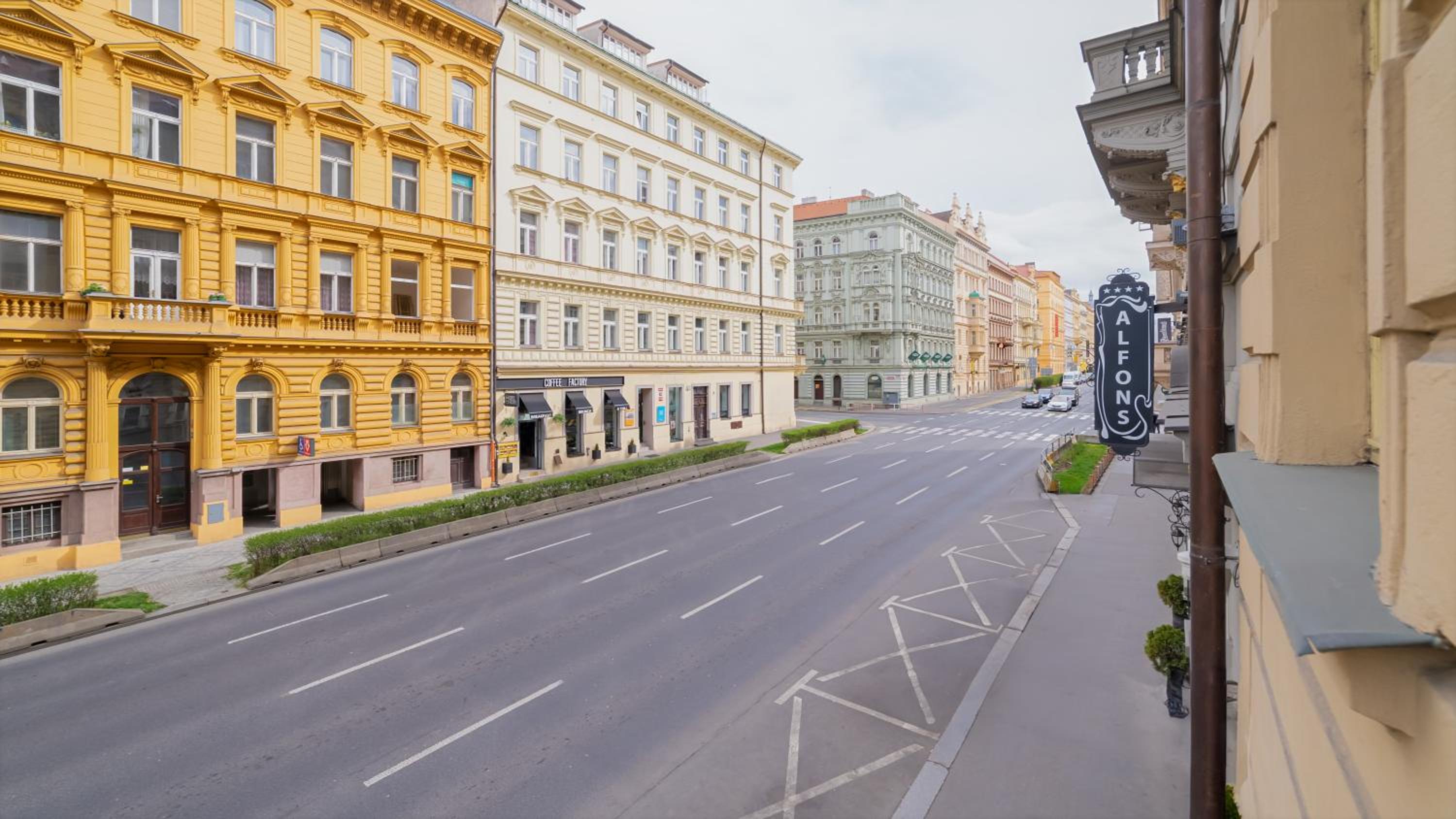 Historic City Center Deer Suite by Rentez