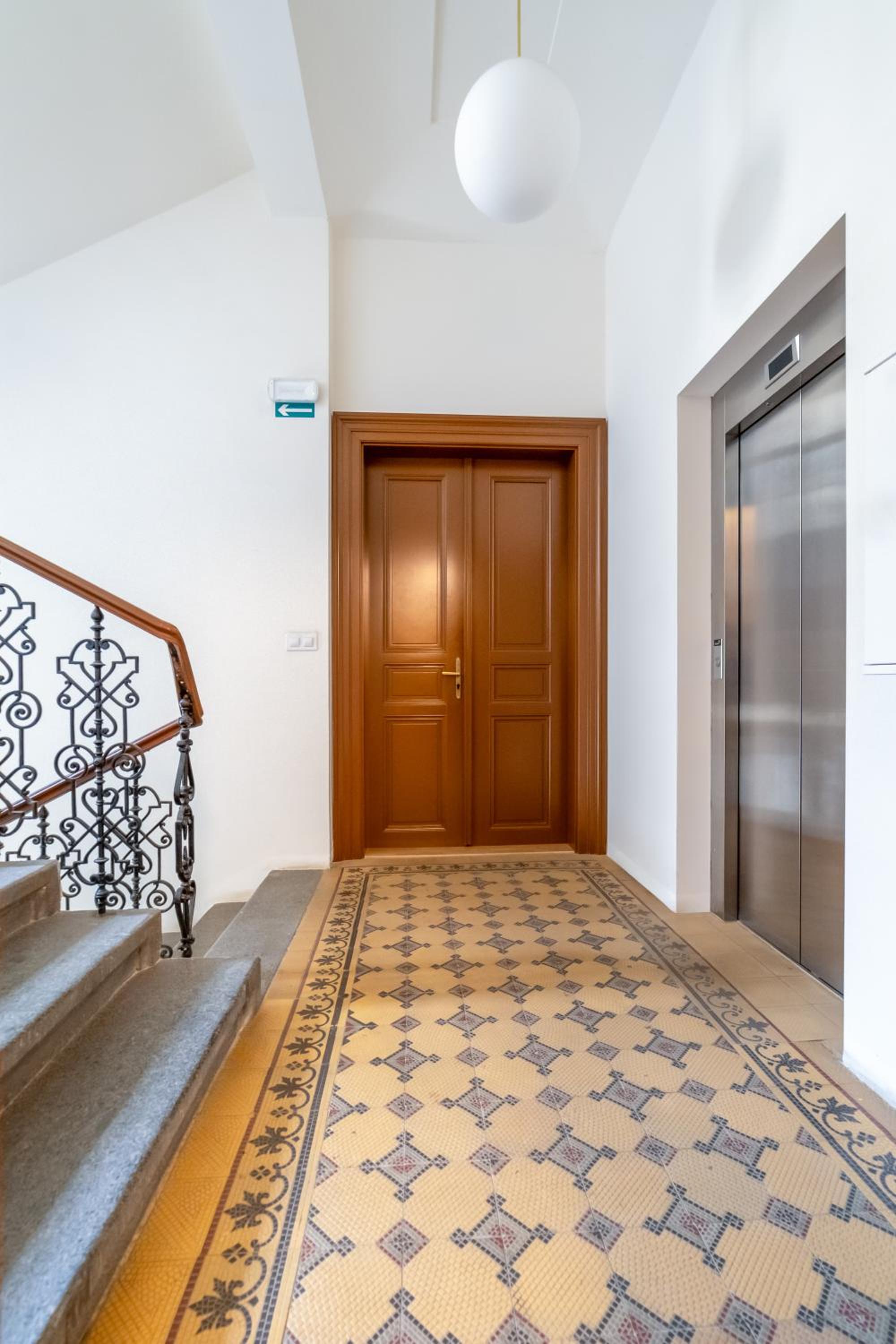 Historic City Center Deer Suite by Rentez