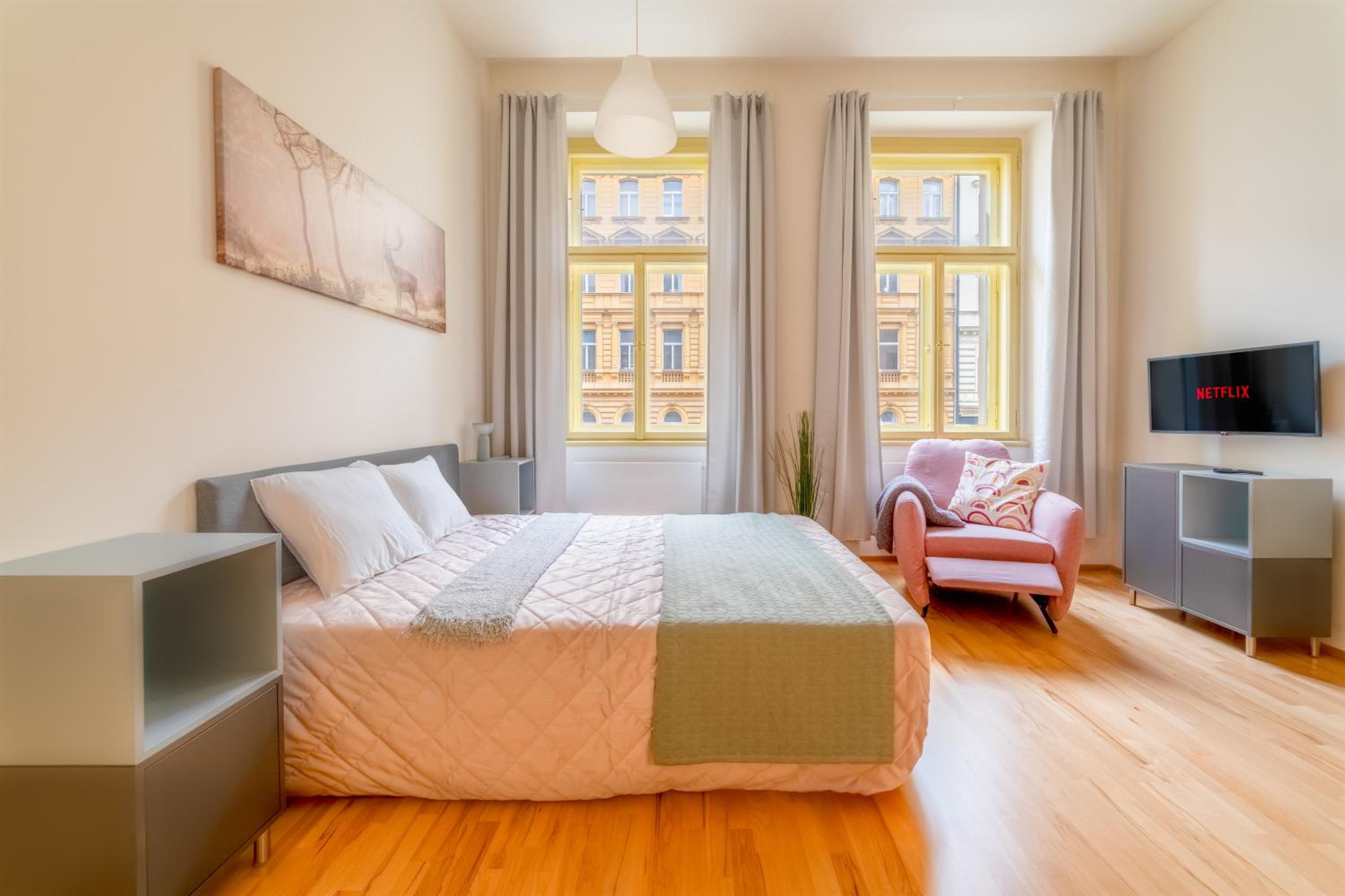 Historic City Center Deer Suite by Rentez