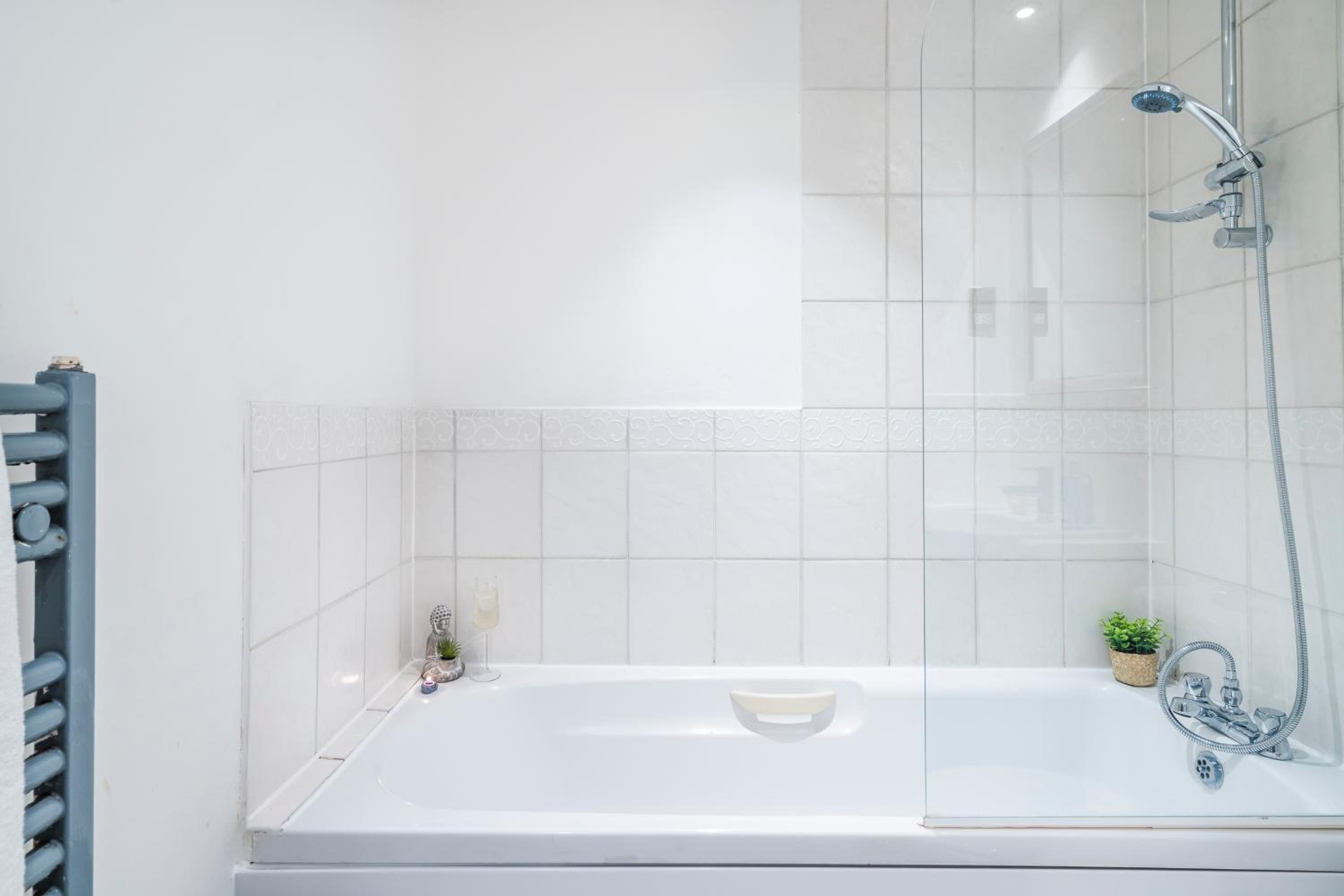 InSpires House Contractors, families, Wifi, Free Parking Town Centre view 4