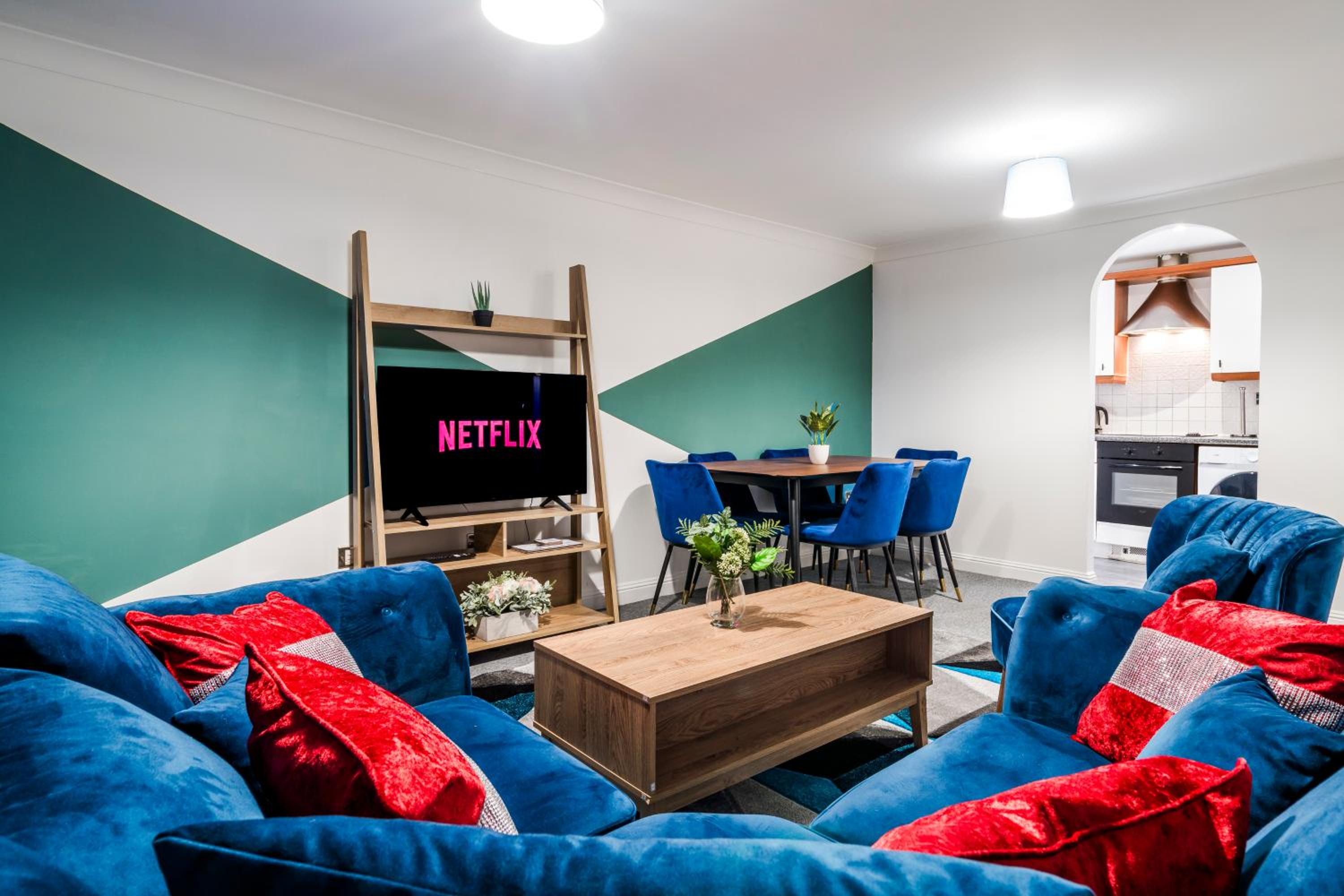 InSpires House Contractors, families, Wifi, Free Parking Town Centre view 2