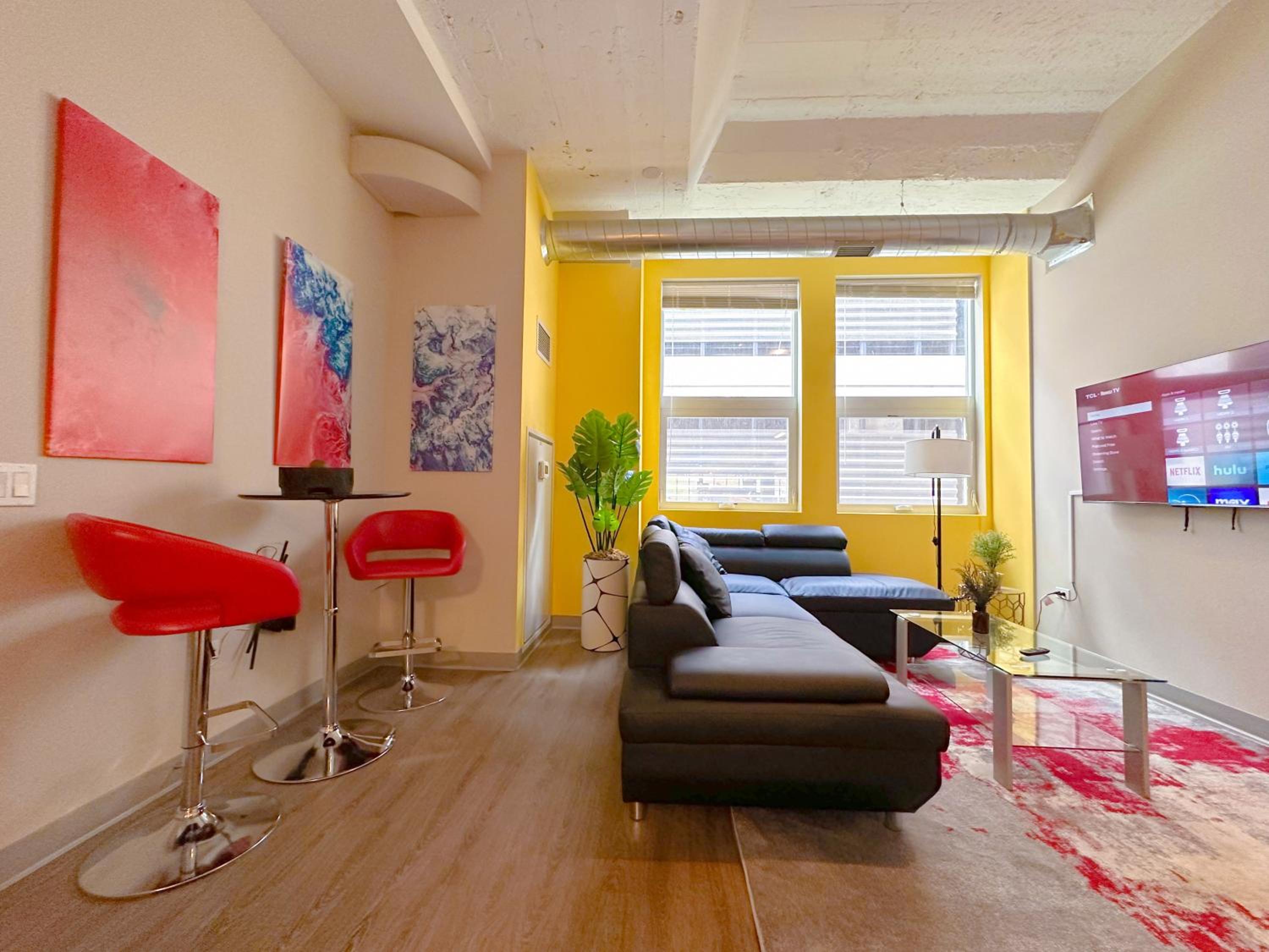 Bright 2BR Apt with Gym and Optional Parking Near Soldier Field, Museum Campus, McCormick Place view 3