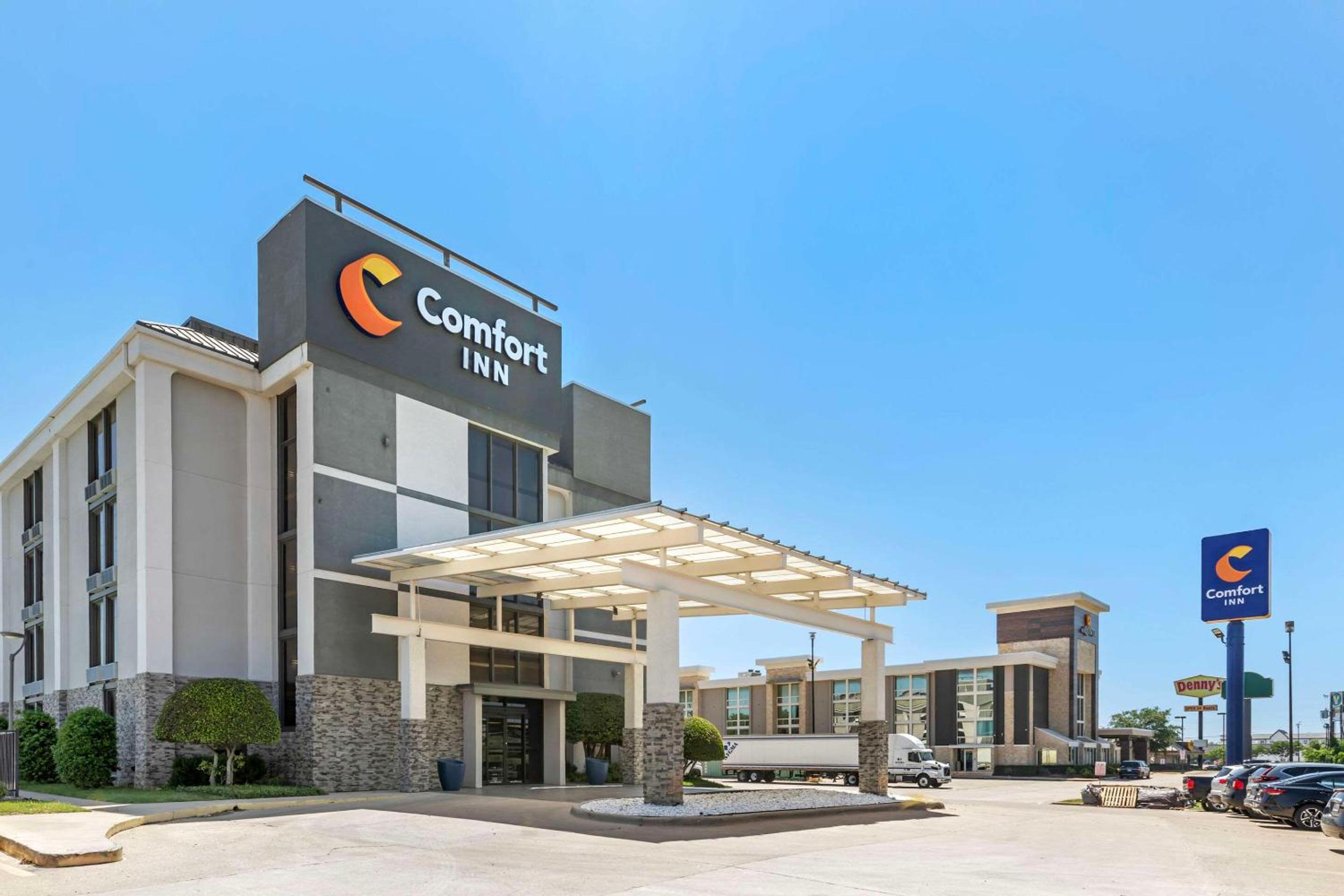 Comfort Inn Dallas North Love Field Airport - Image 4