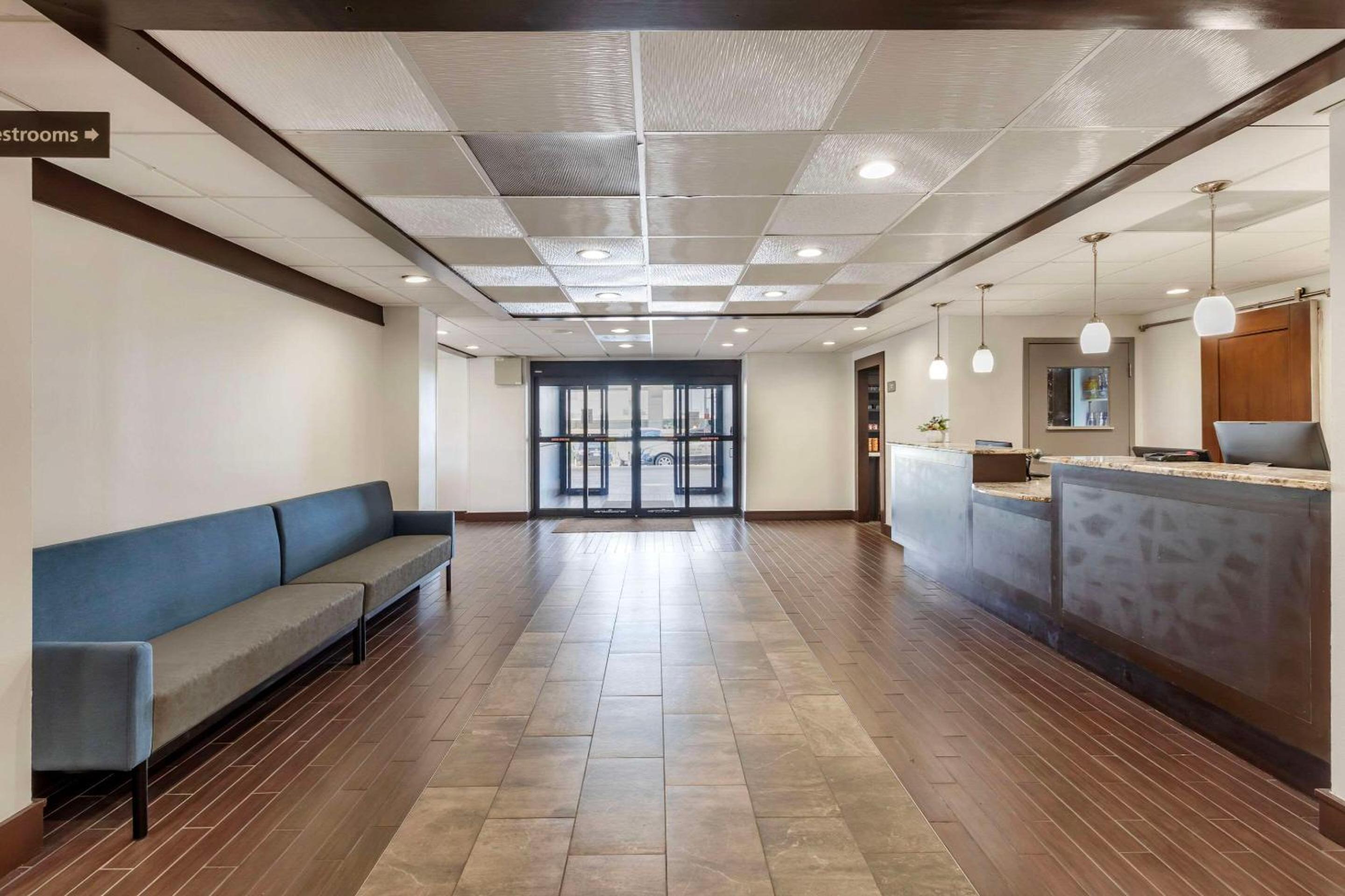 Comfort Inn Dallas North Love Field Airport - Image 5