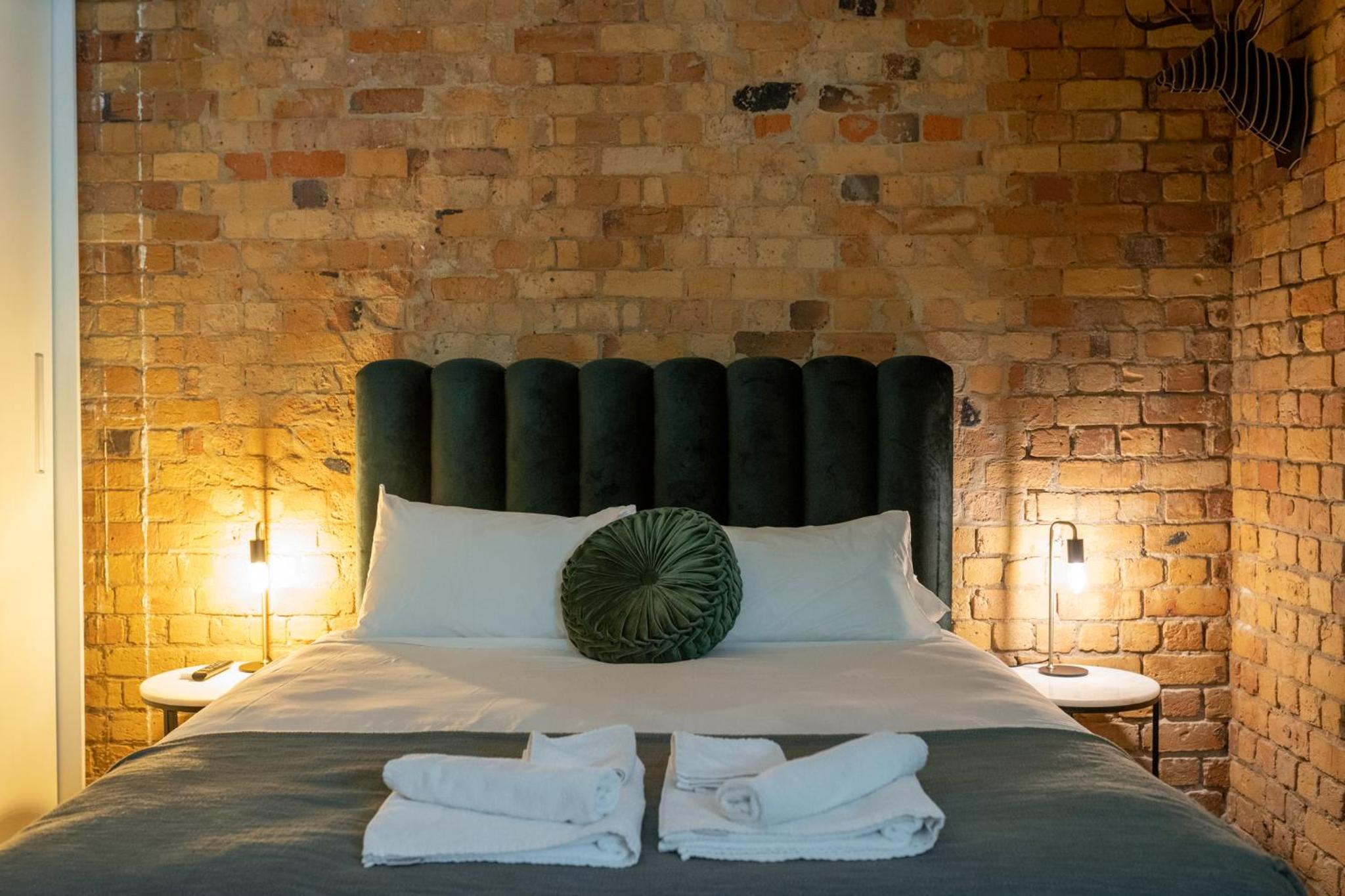 New York loft style apartment near Victoria Park and CBD view 3