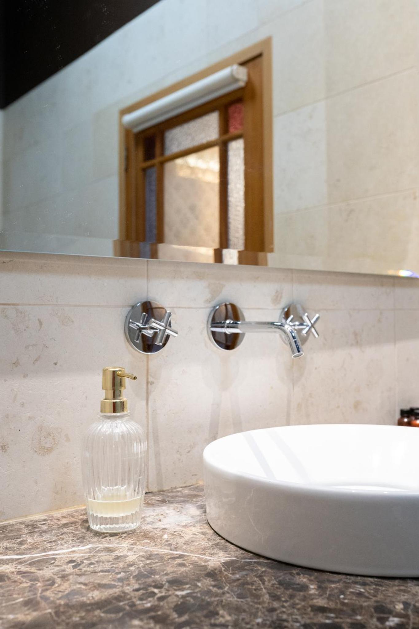 New York loft style apartment near Victoria Park and CBD view 2