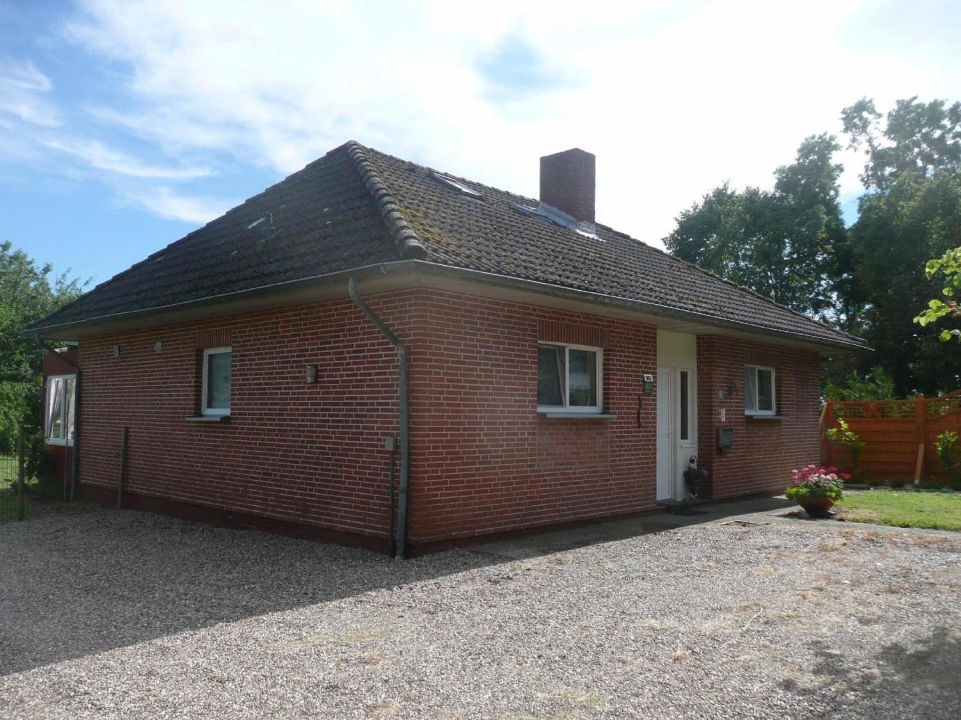 Gemütliches Ferienhaus am Deich mit Gartenzimmer