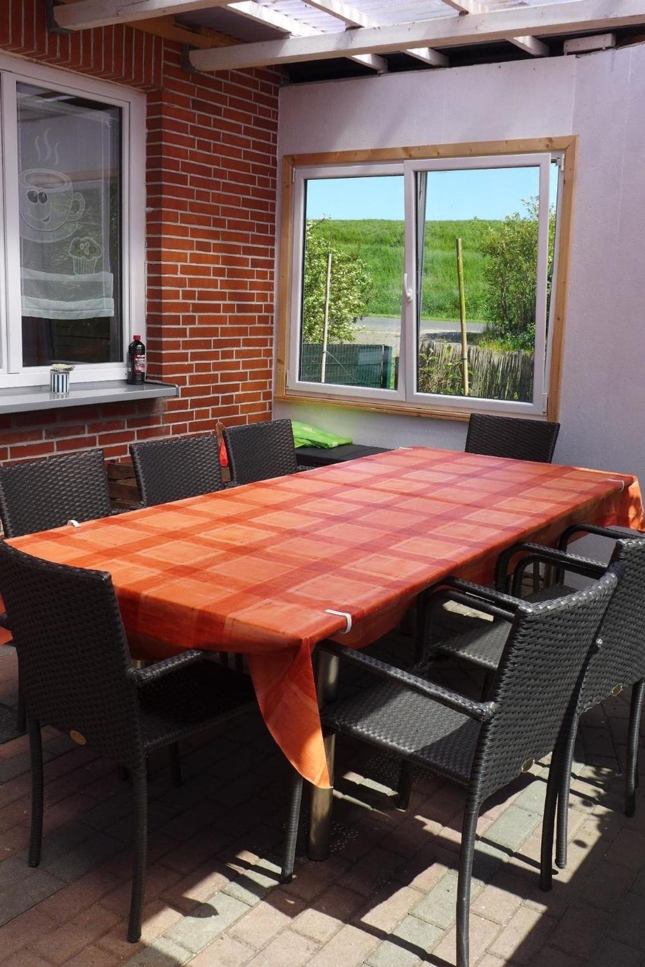 Gemütliches Ferienhaus am Deich mit Gartenzimmer