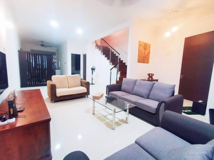 162 Home4Stay Deluxe Big 3story 6Rooms 20pax Wedding USM Arena Bridge photo 4
