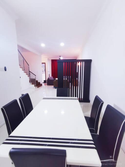 162 Home4Stay Deluxe Big 3story 6Rooms 20pax Wedding USM Arena Bridge photo 6