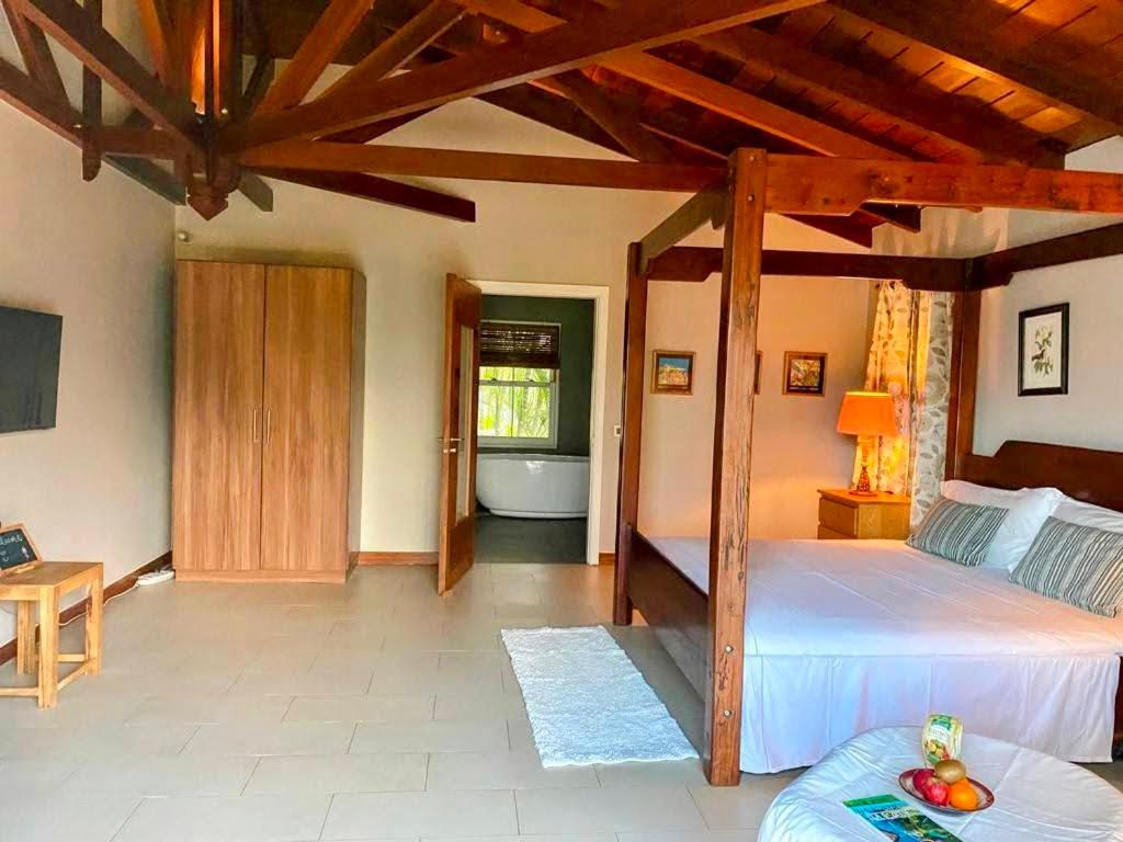 Cinnamon Room Four-Poster Bed, Freestanding Bath, Walk-In Shower & Infinity Pool photo 2