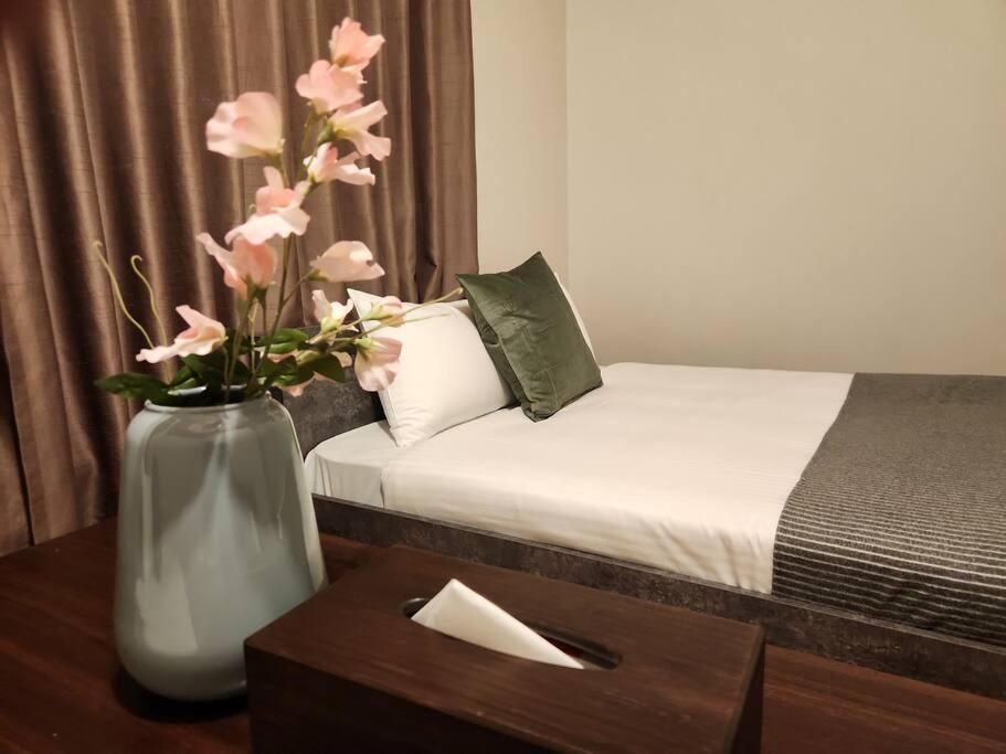 Great access to USJ and Dotonbori! Up to 8 people can stay NETFLIX
