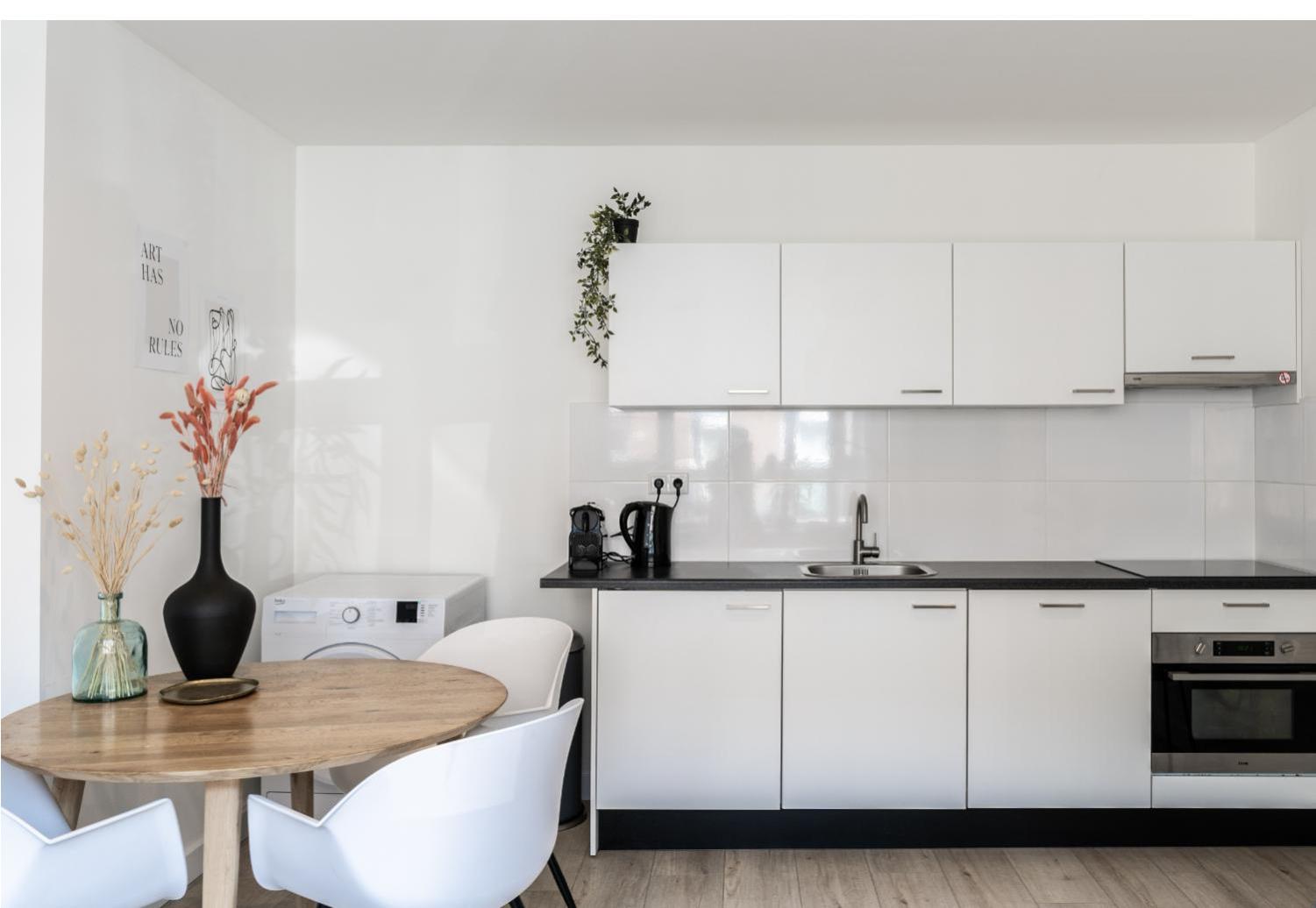 Spacious Family Stay Eindhoven, Garden & Kitchen view 2