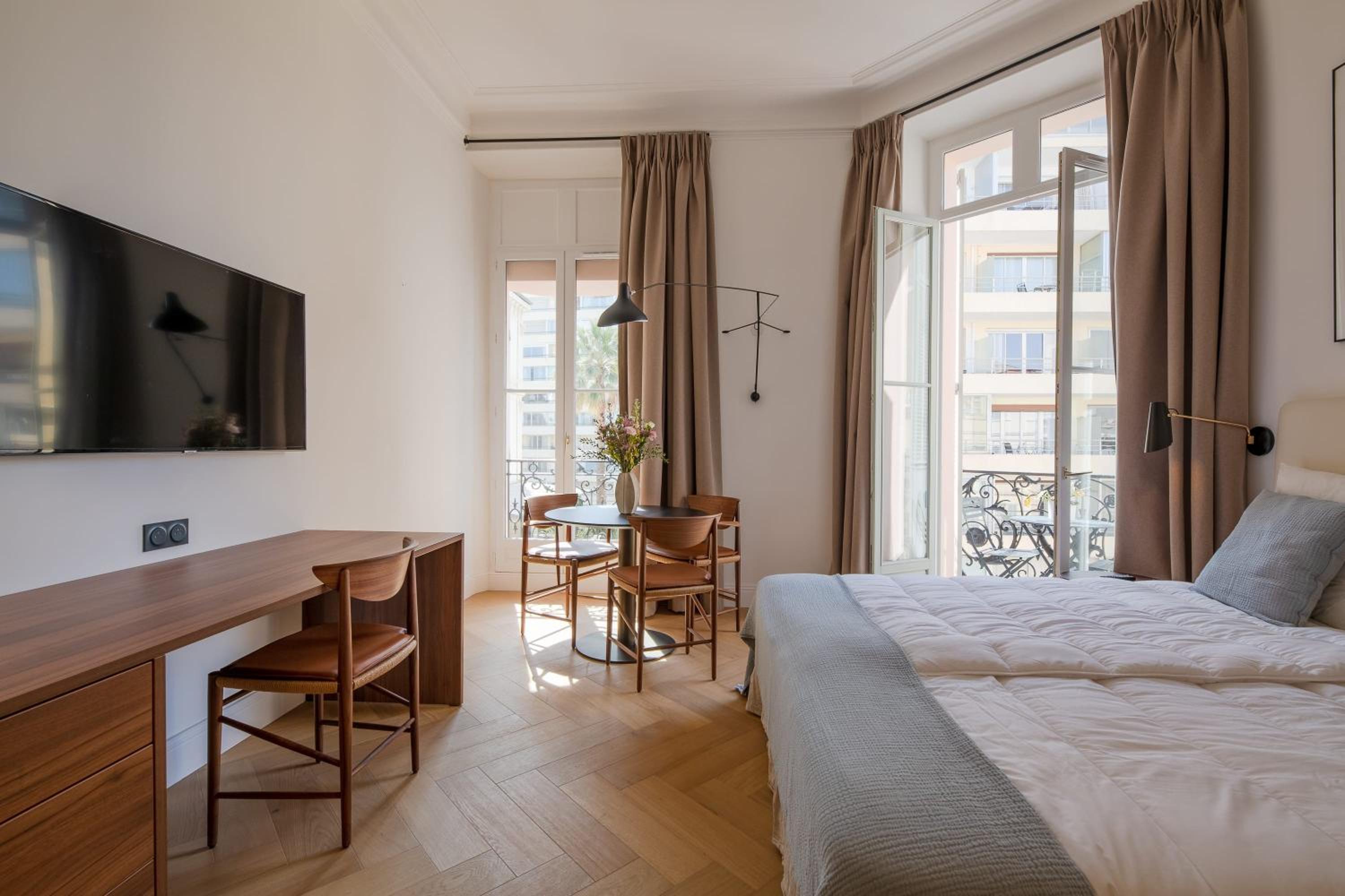 La Guitare 23 - Large modern studio with balcony in center of Cannes, just behind Grand Hotel view 5