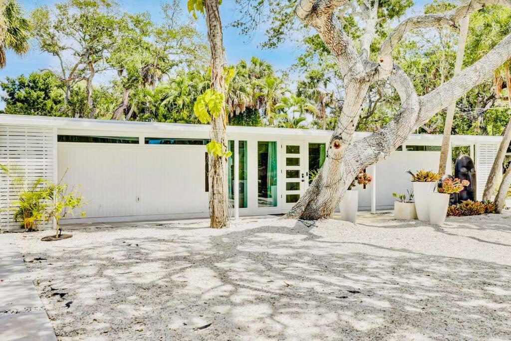 Siesta Key Beach - Sauna - Heated Saltwater Pool - Family & Pet Friendly - Fenced in Back Yard - Beach Gear & Beach Bikes Included -Zachs Private Beach Hou view 2