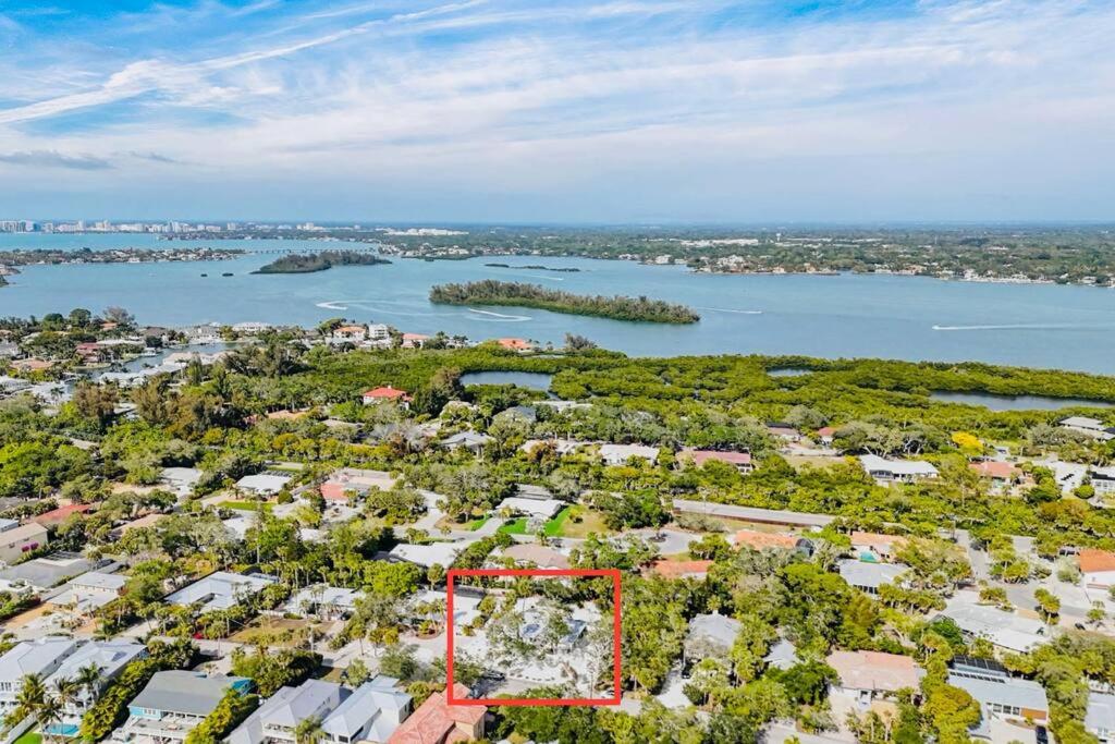 Siesta Key Beach - Sauna - Heated Saltwater Pool - Family & Pet Friendly - Fenced in Back Yard - Beach Gear & Beach Bikes Included -Zachs Private Beach Hou view 3