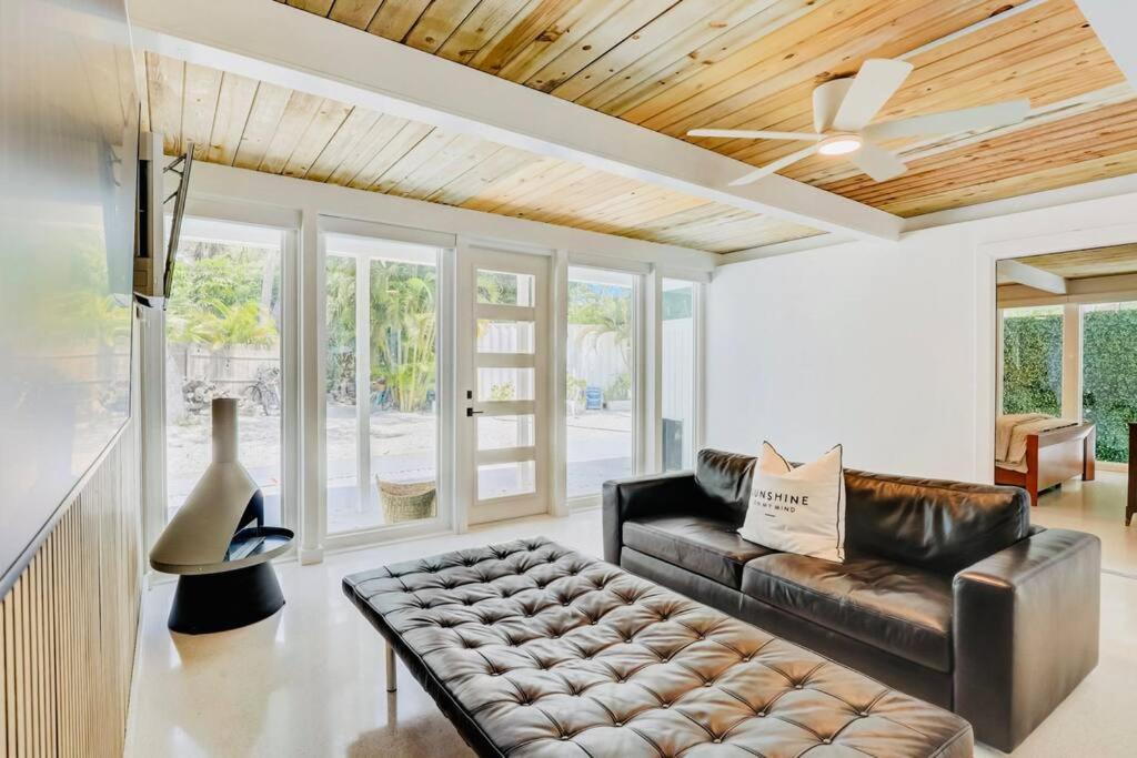 Siesta Key Beach - Sauna - Heated Saltwater Pool - Family & Pet Friendly - Fenced in Back Yard - Beach Gear & Beach Bikes Included -Zachs Private Beach Hou view 4