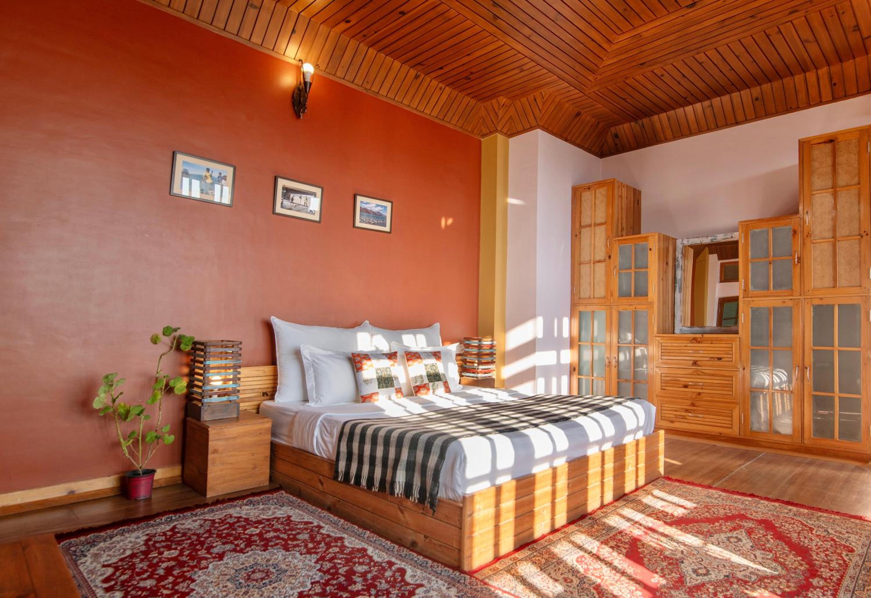 SaffronStays Shelapani