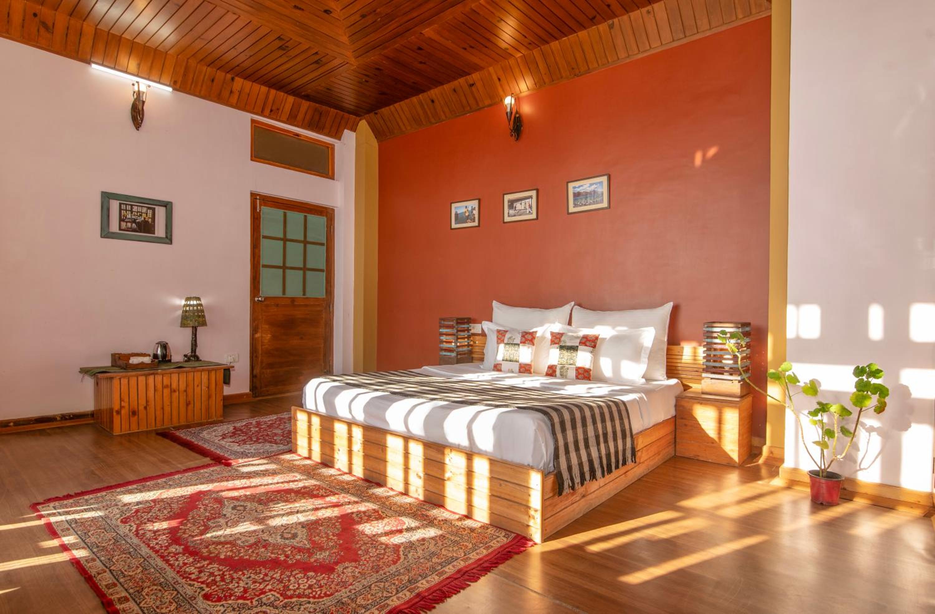 SaffronStays Shelapani