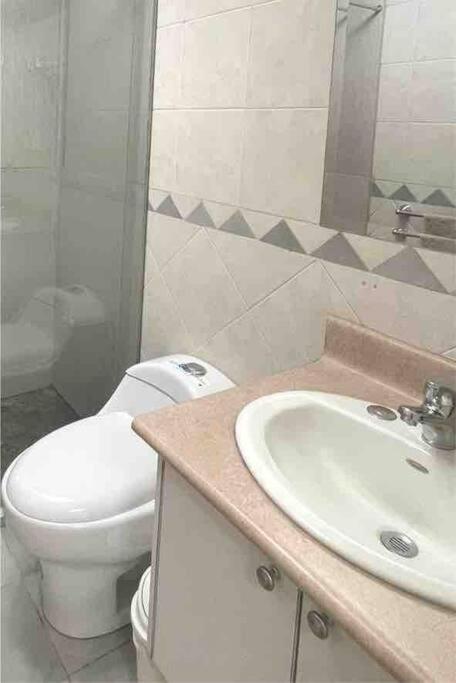 Suite en Av Republica del Salvador Quicentro norte