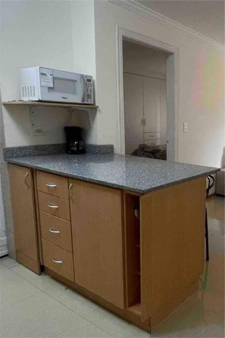 Suite en Av Republica del Salvador Quicentro norte
