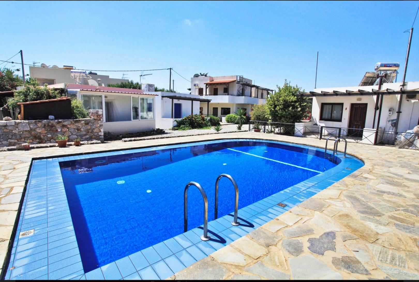 Cosy APT w/ pool and fast Wi-fi view 3