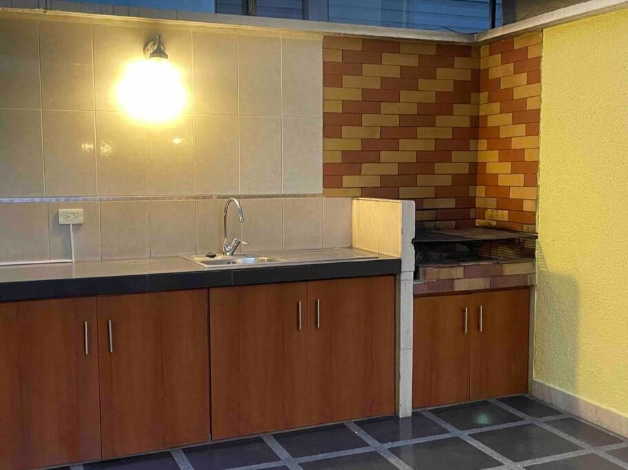 Suite en Av Republica del Salvador Quicentro norte