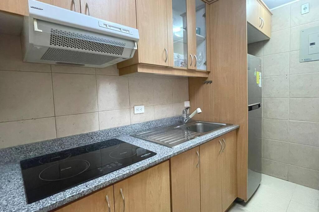 Suite en Av Republica del Salvador Quicentro norte