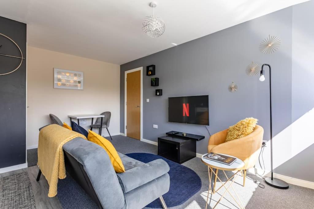 Bright 1 Bedroom Flat in Salford with Free Parking view 3