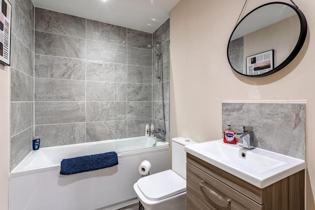Bright 1 Bedroom Flat in Salford with Free Parking view 2