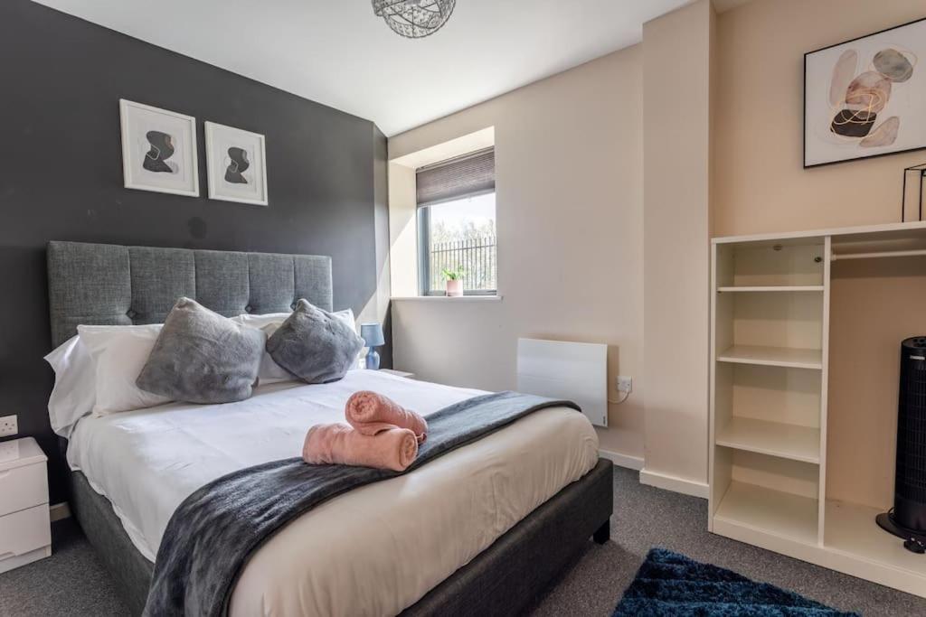 Bright 1 Bedroom Flat in Salford with Free Parking view 5