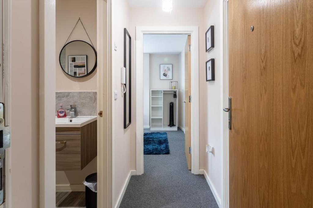 Bright 1 Bedroom Flat in Salford with Free Parking view 4