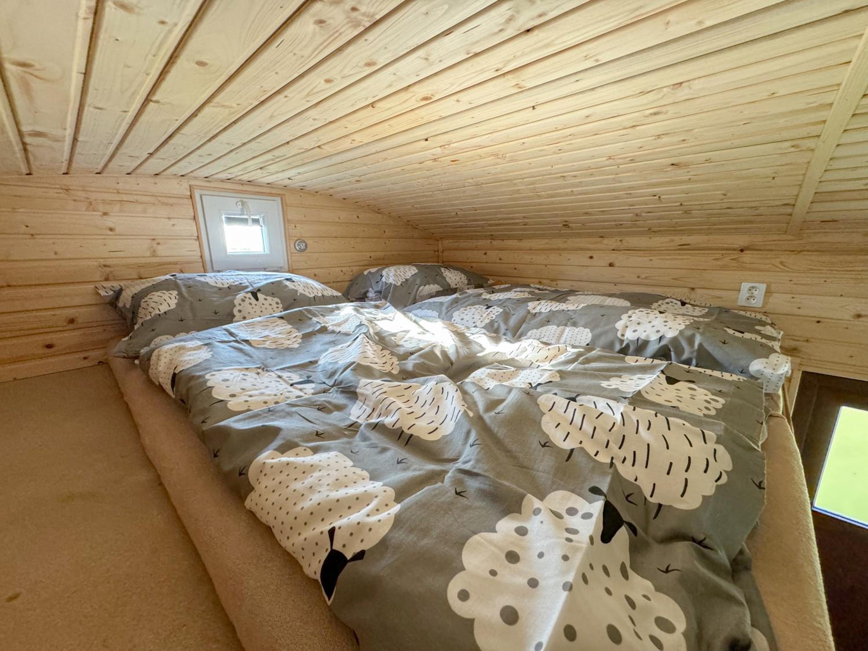 Maringotka na kraji rybníka