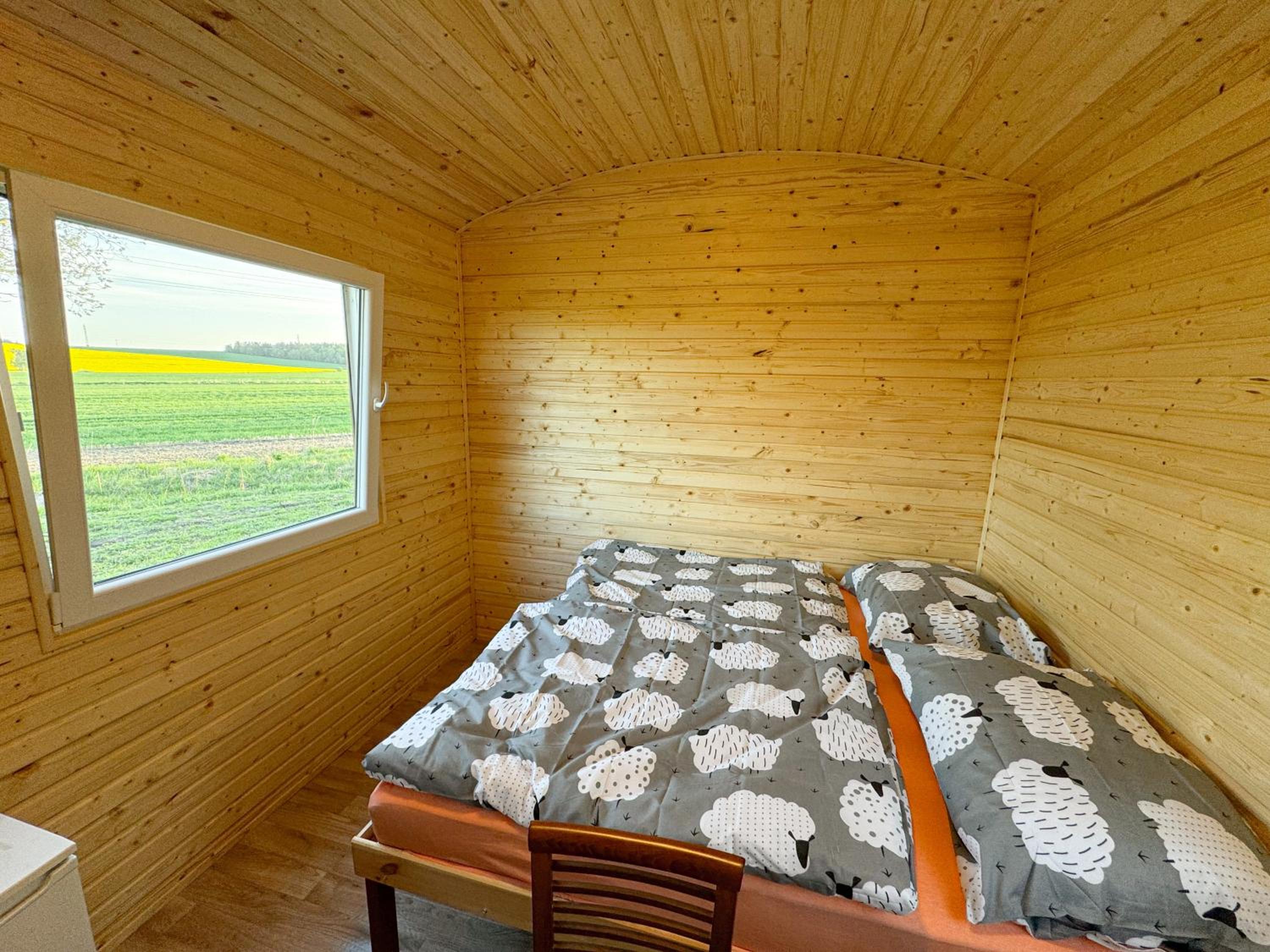 Maringotka na kraji rybníka