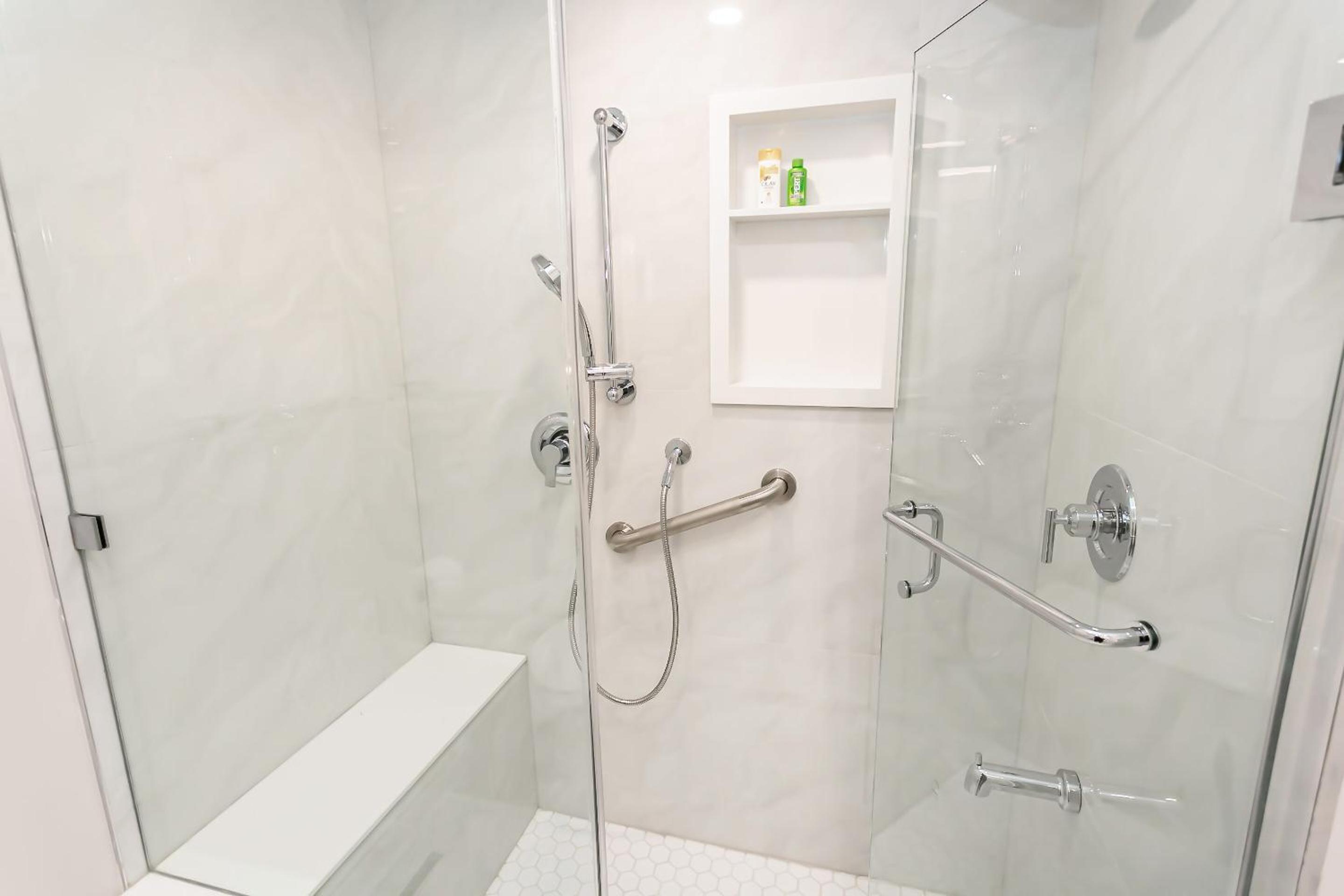 Pristine Pet & Smoke Free 4-Bedroom home near Canada's Wonderland