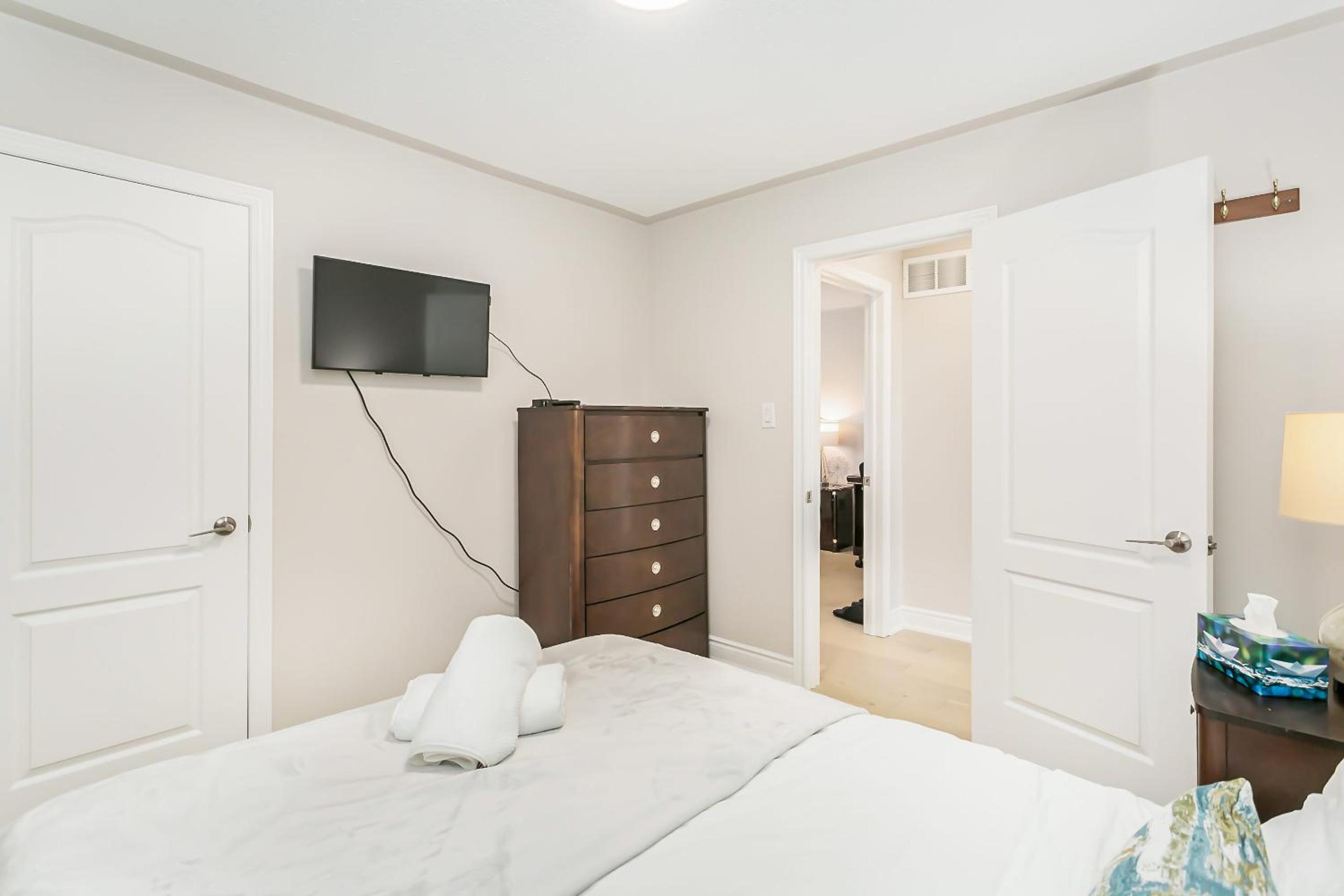 Pristine Pet & Smoke Free 4-Bedroom home near Canada's Wonderland