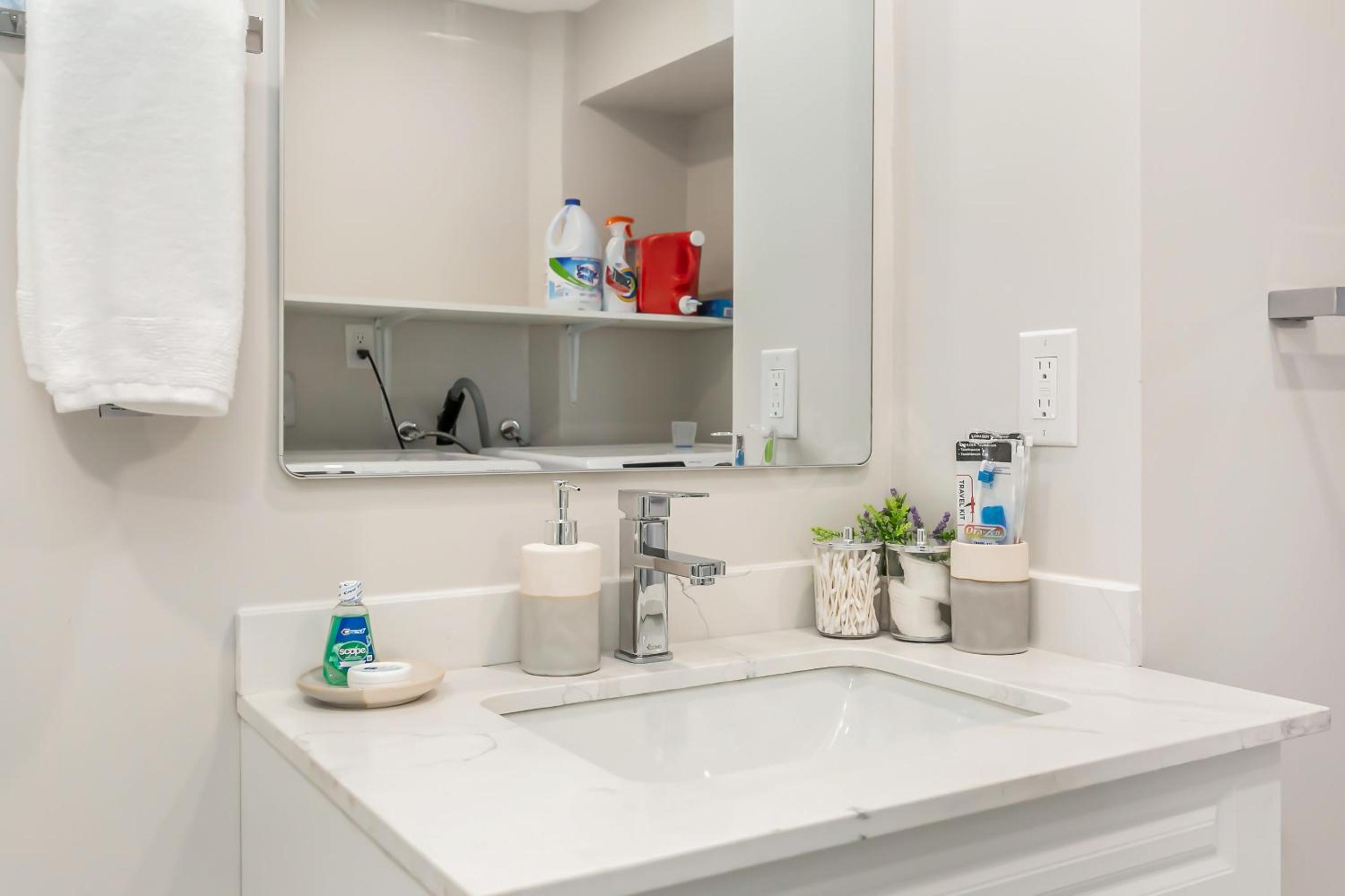 Pristine Pet & Smoke Free 4-Bedroom home near Canada's Wonderland