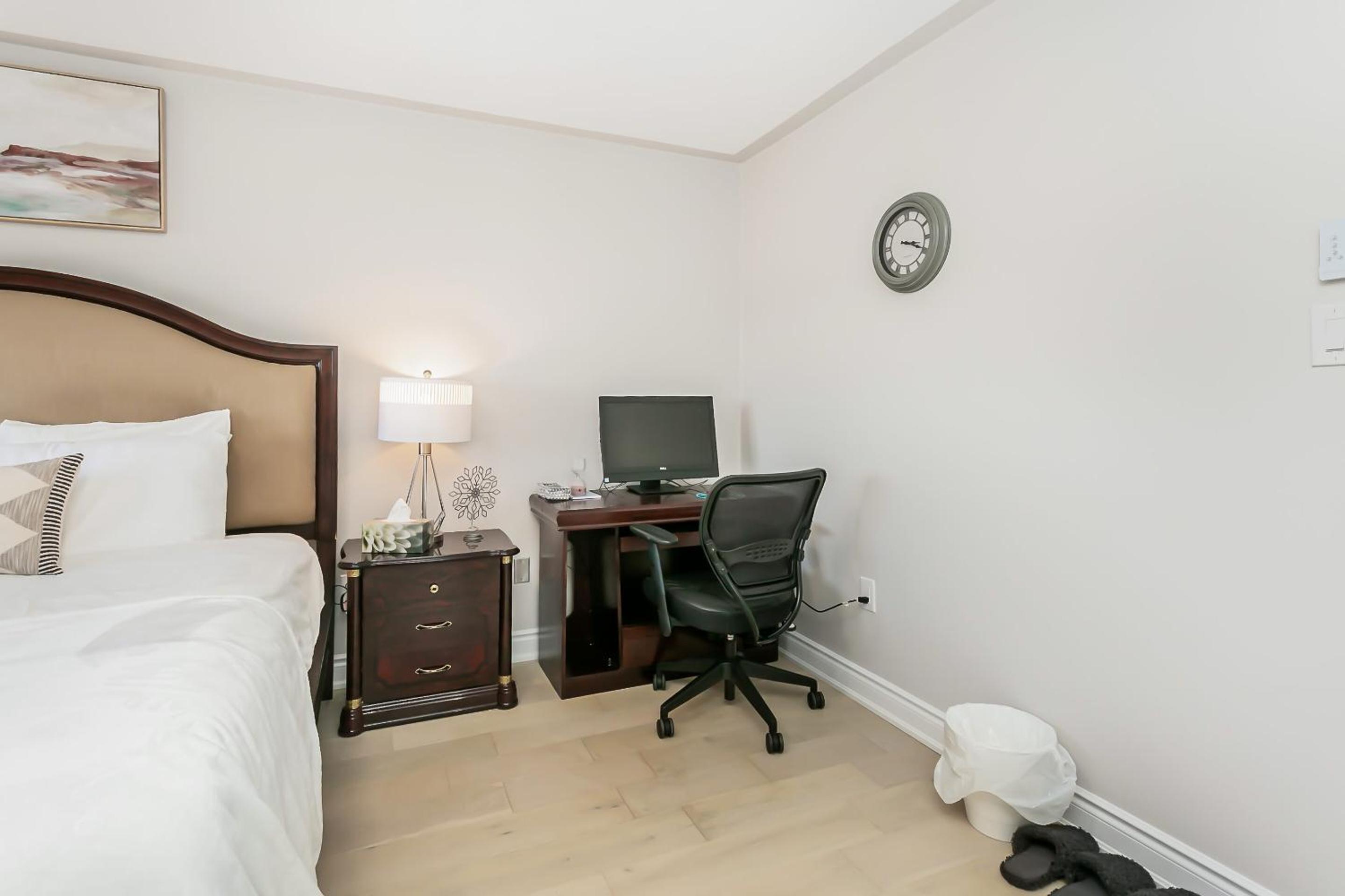 Pristine Pet & Smoke Free 4-Bedroom home near Canada's Wonderland