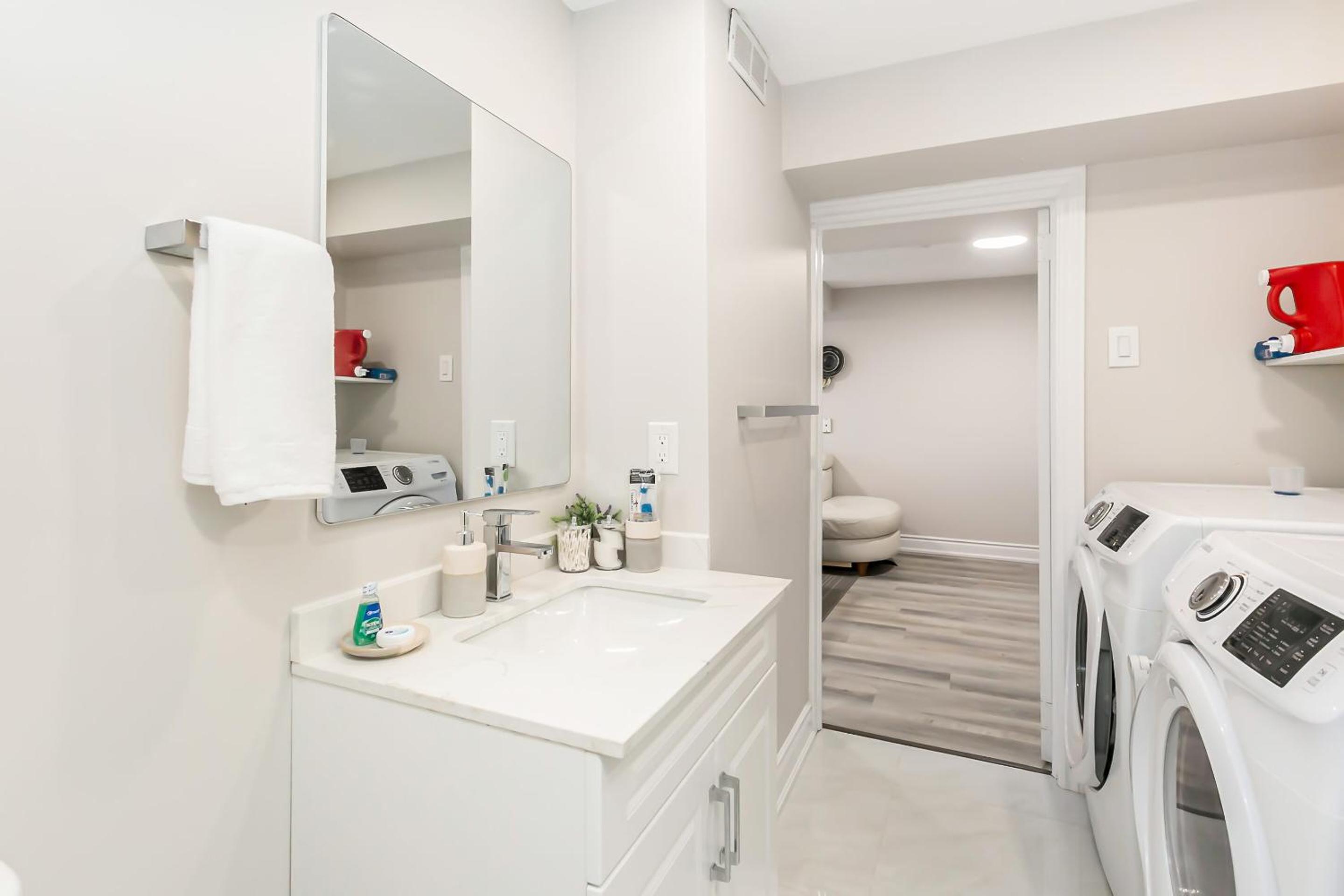 Pristine Pet & Smoke Free 4-Bedroom home near Canada's Wonderland