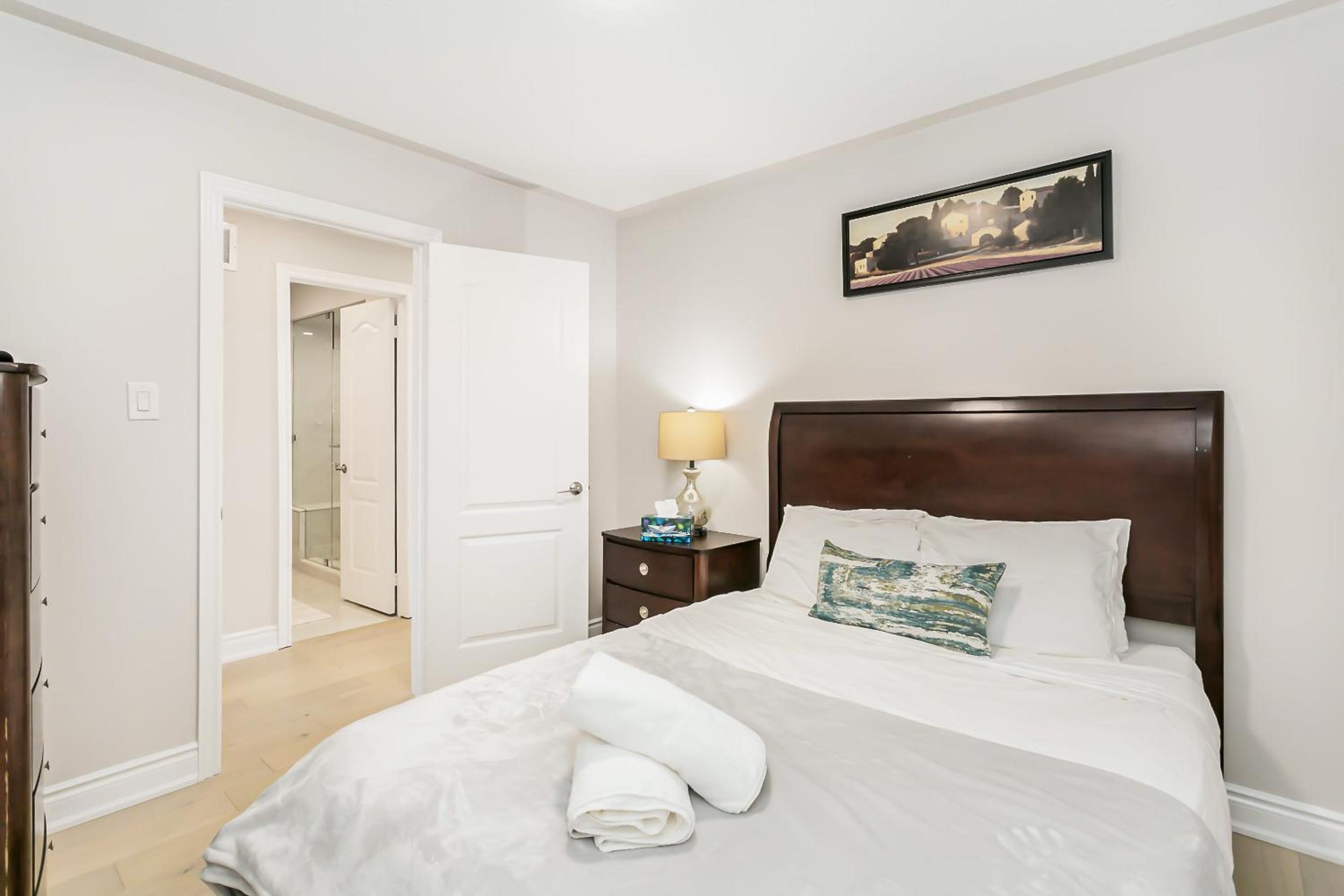 Pristine Pet & Smoke Free 4-Bedroom home near Canada's Wonderland
