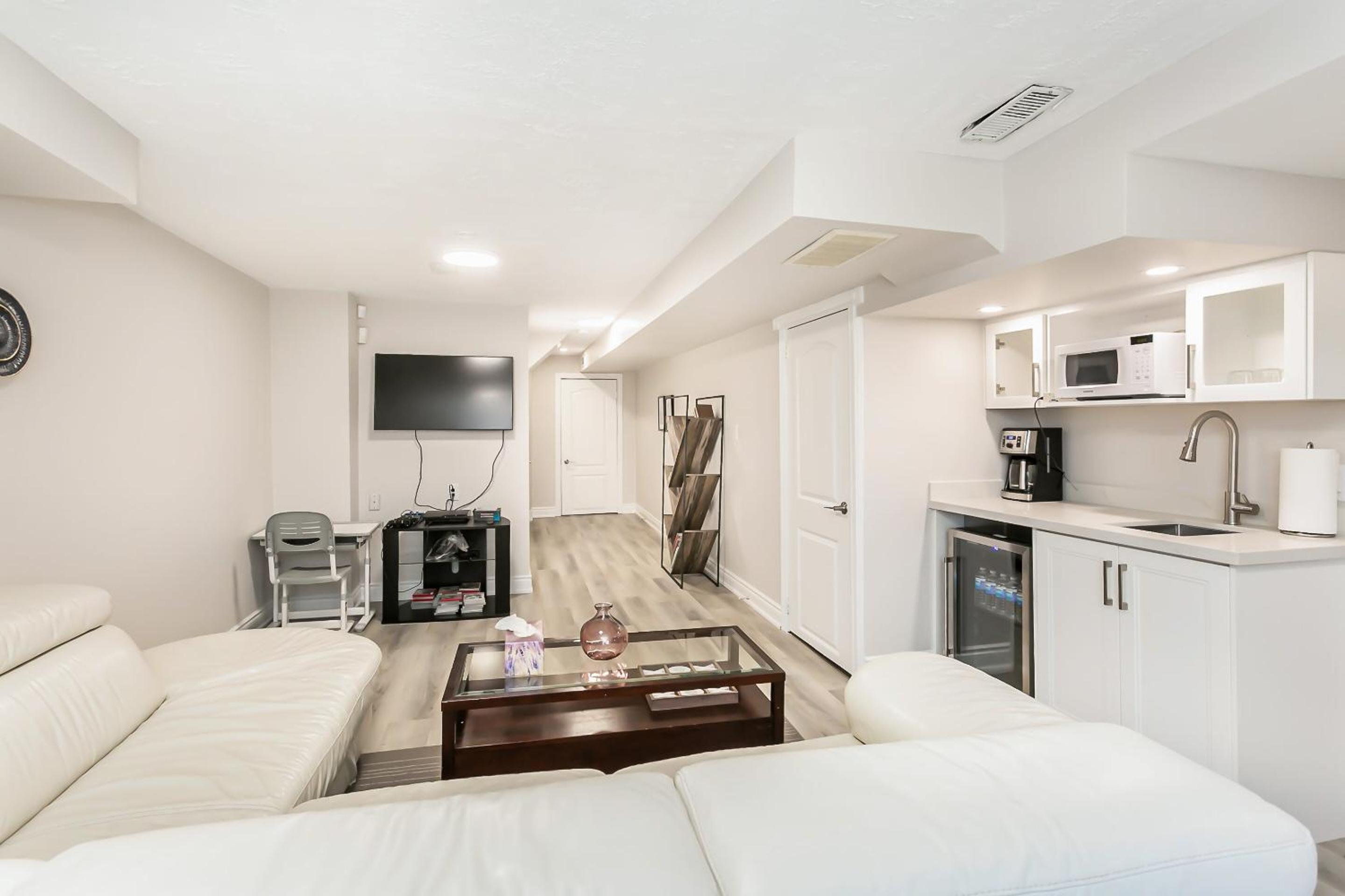 Pristine Pet & Smoke Free 4-Bedroom home near Canada's Wonderland