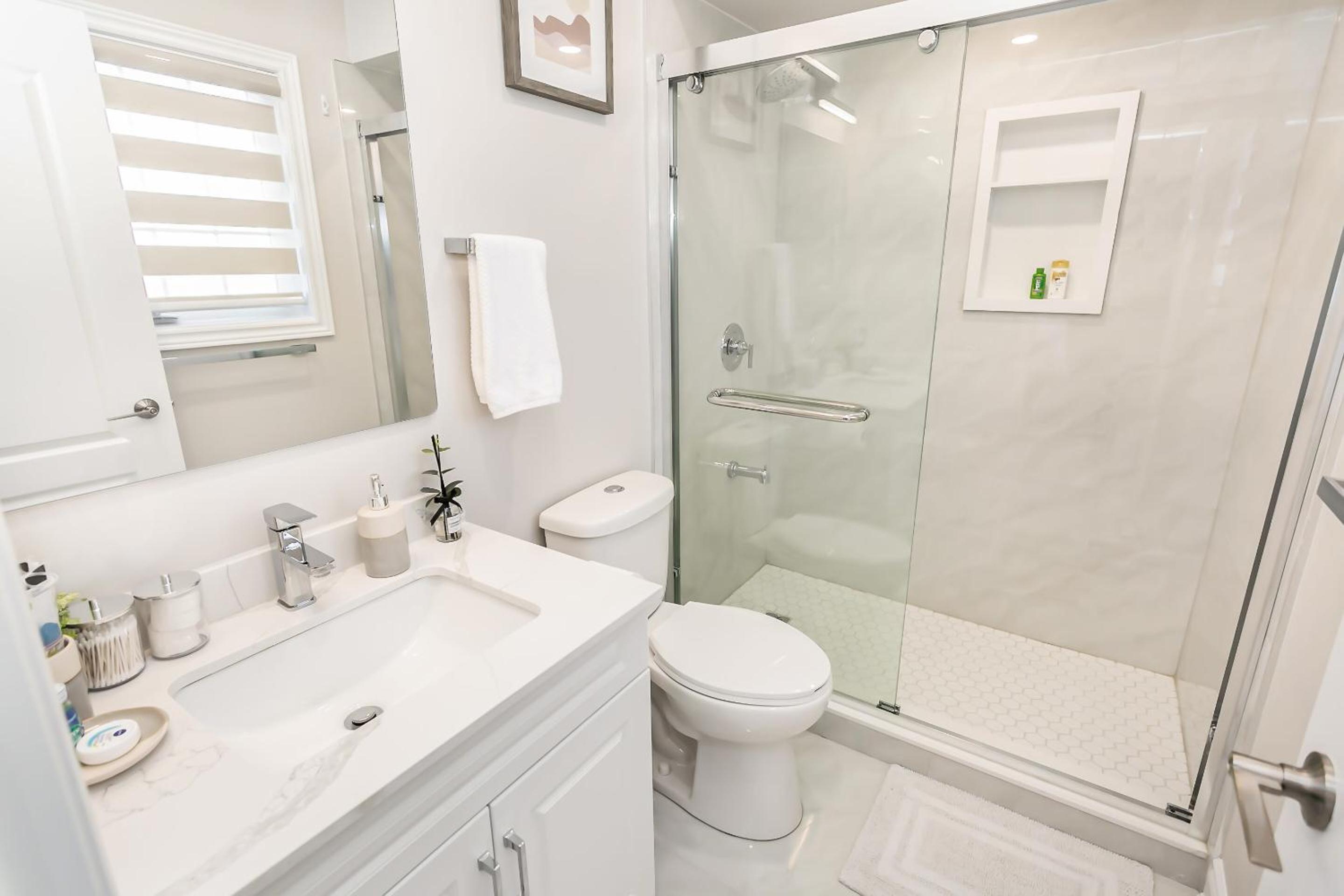 Pristine Pet & Smoke Free 4-Bedroom home near Canada's Wonderland