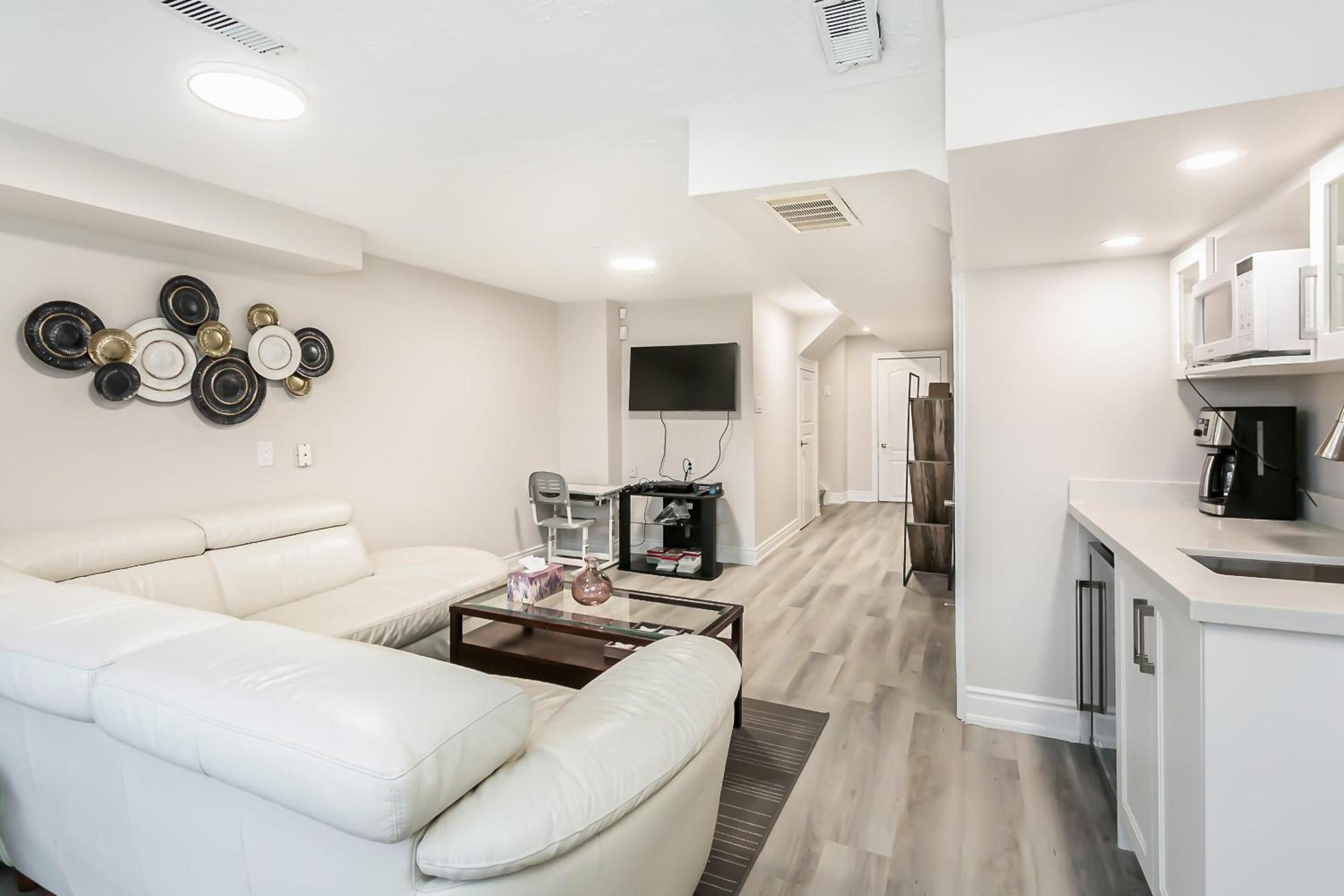 Pristine Pet & Smoke Free 4-Bedroom home near Canada's Wonderland